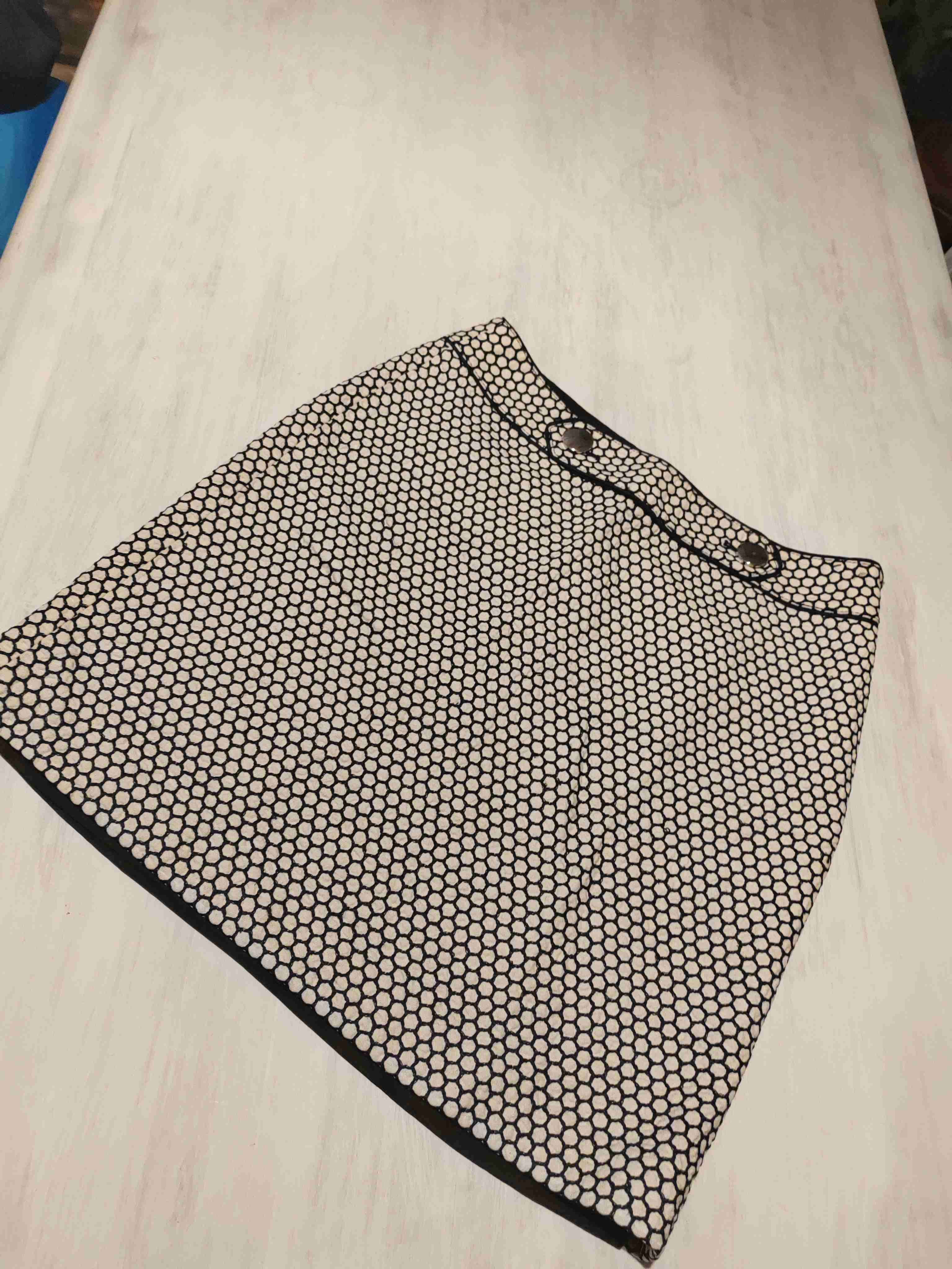 Falda corta con patrón geométrico