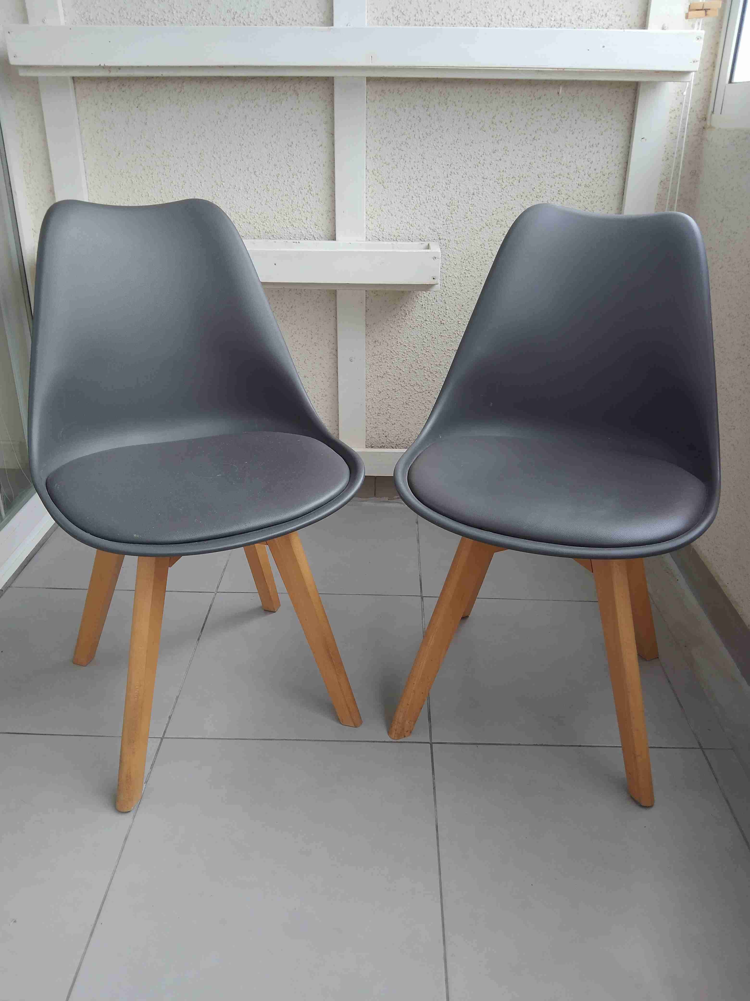 Juego de Sillas modernas gris con patas de madera