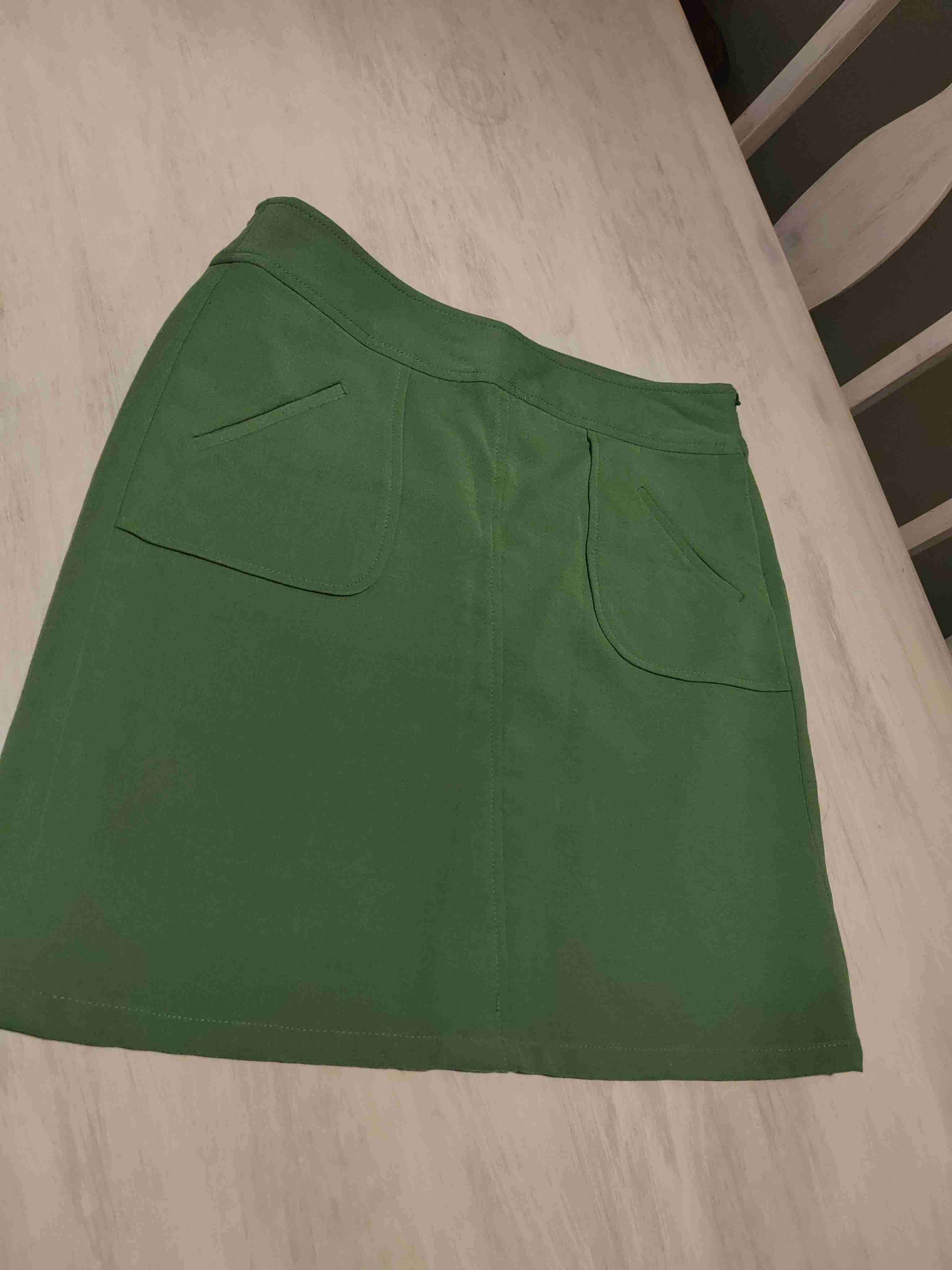 Falda verde con bolsillos