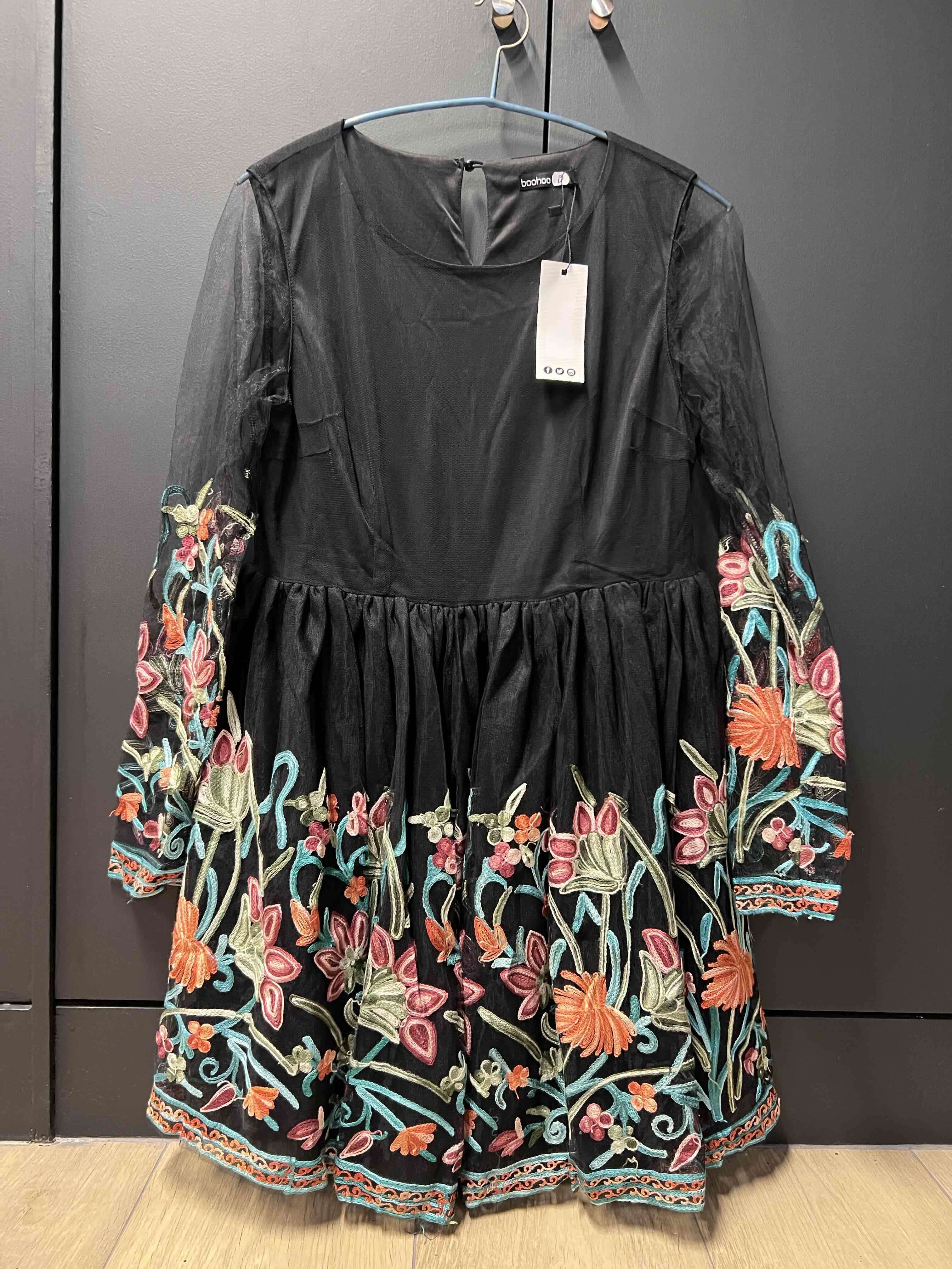 Vestido bordado negro floral