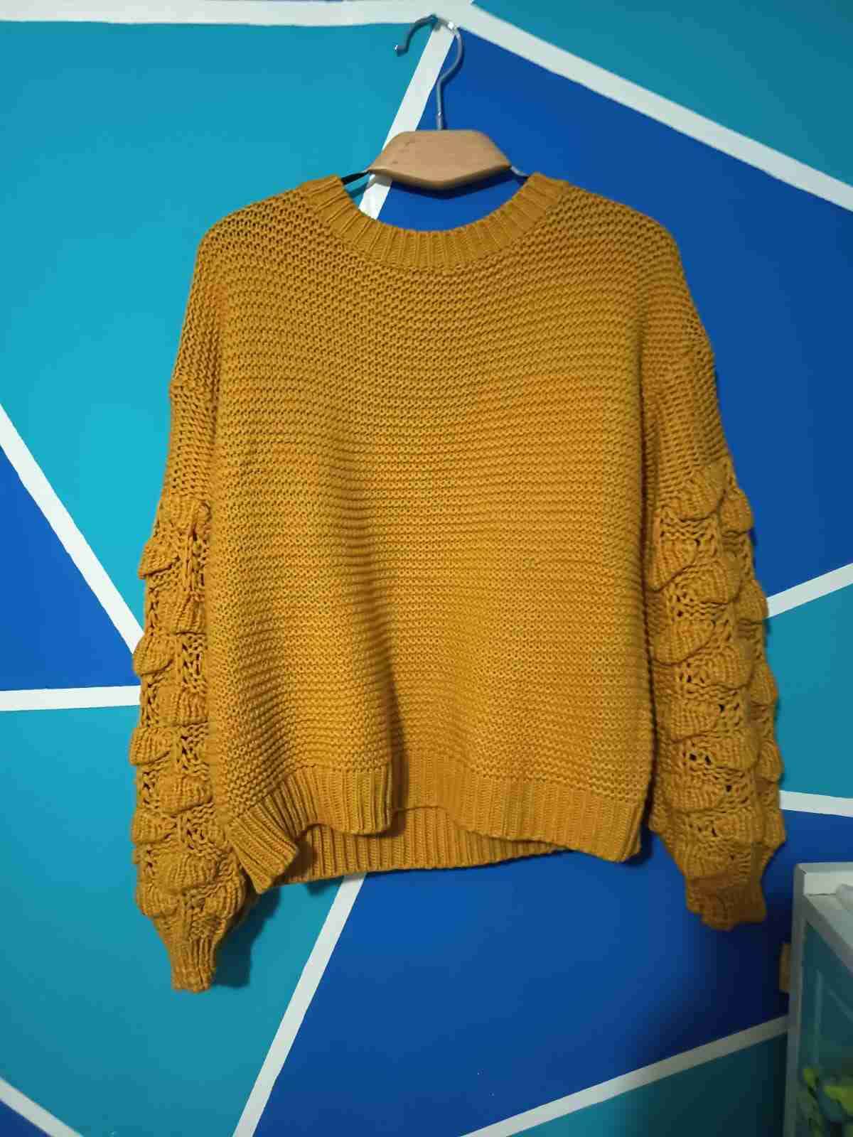 Suéter mostaza con mangas caladas y poleron