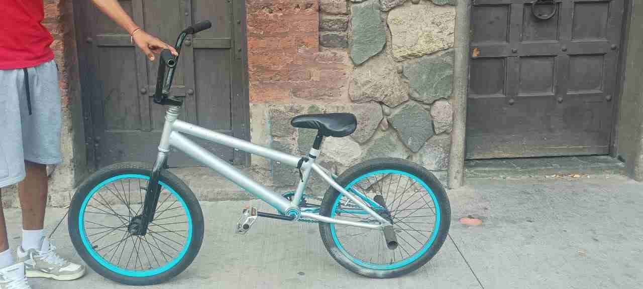 Bicicleta BMX gris - miniatura 2