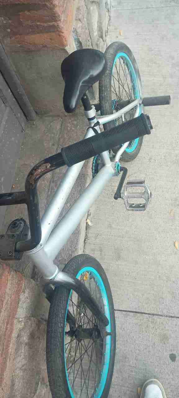 Bicicleta BMX gris - miniatura 4