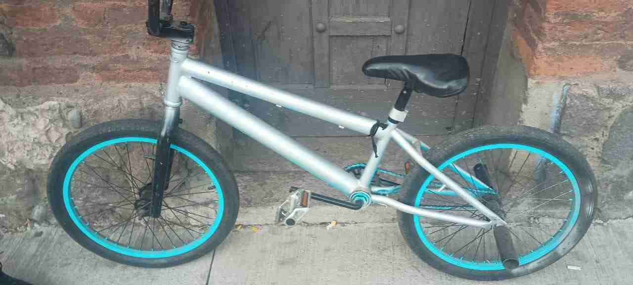 Bicicleta BMX gris - miniatura 5