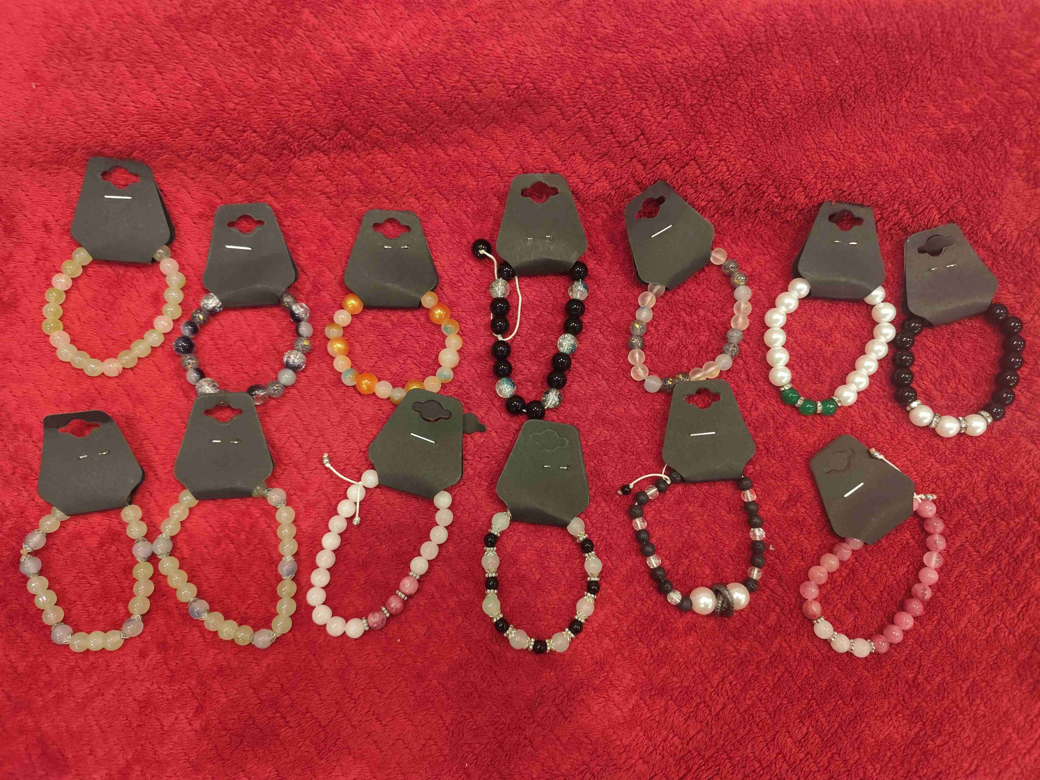 Pulseras de cuentas coloridas