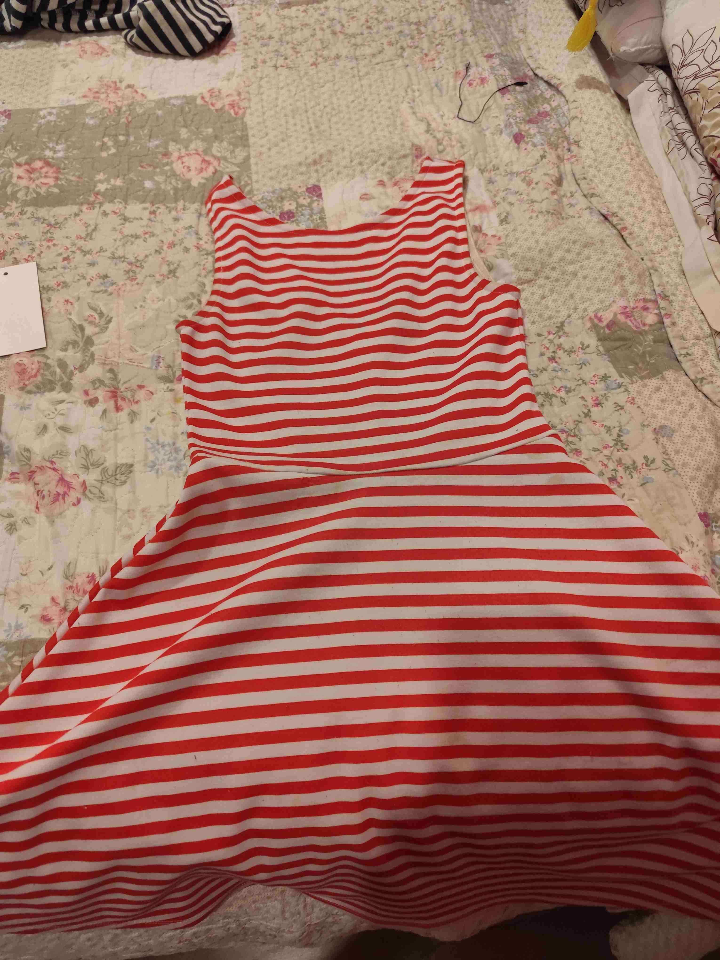 Vestido a rayas rojas y blancas