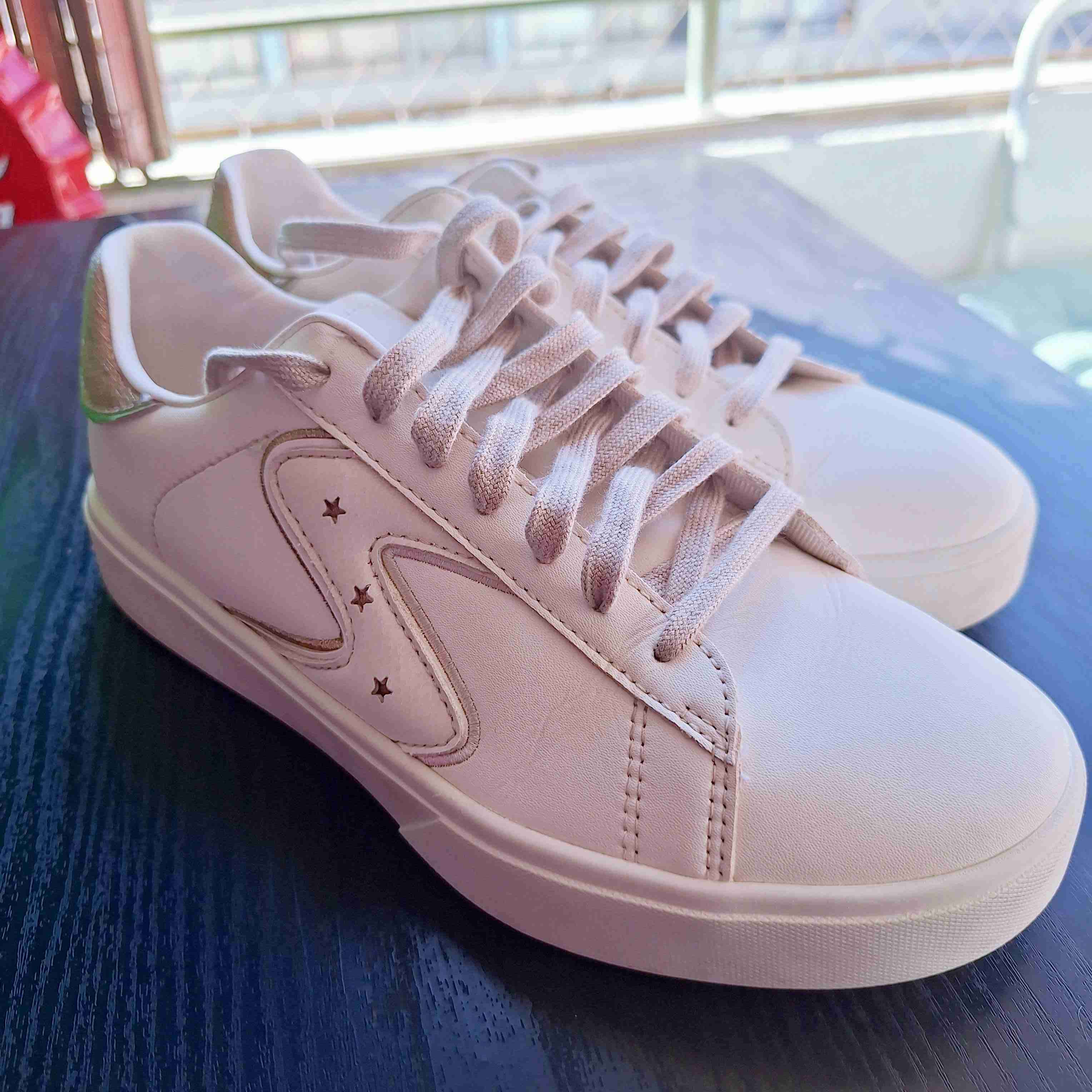 Zapatillas Skechers blancas, 1.postura