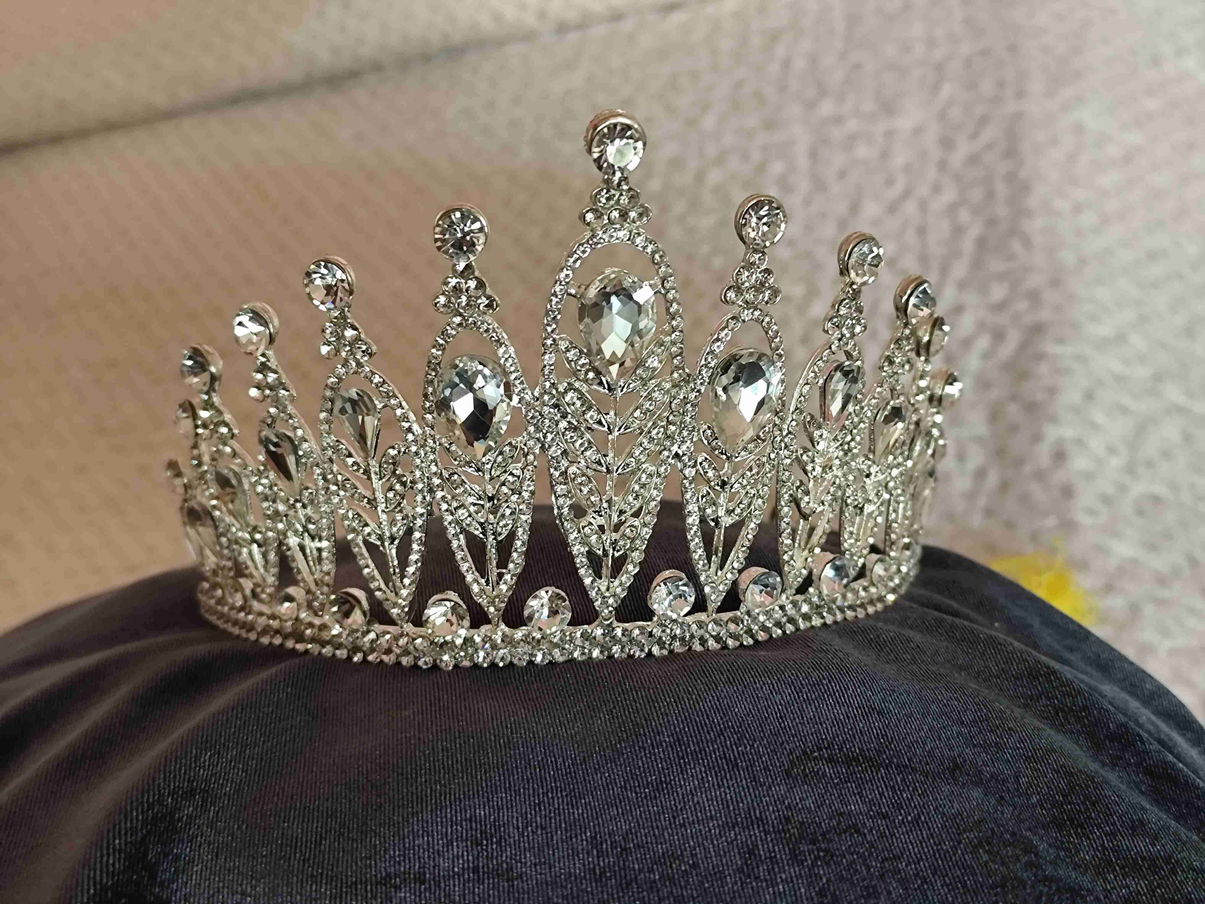 Tiarra con cristales brillantes