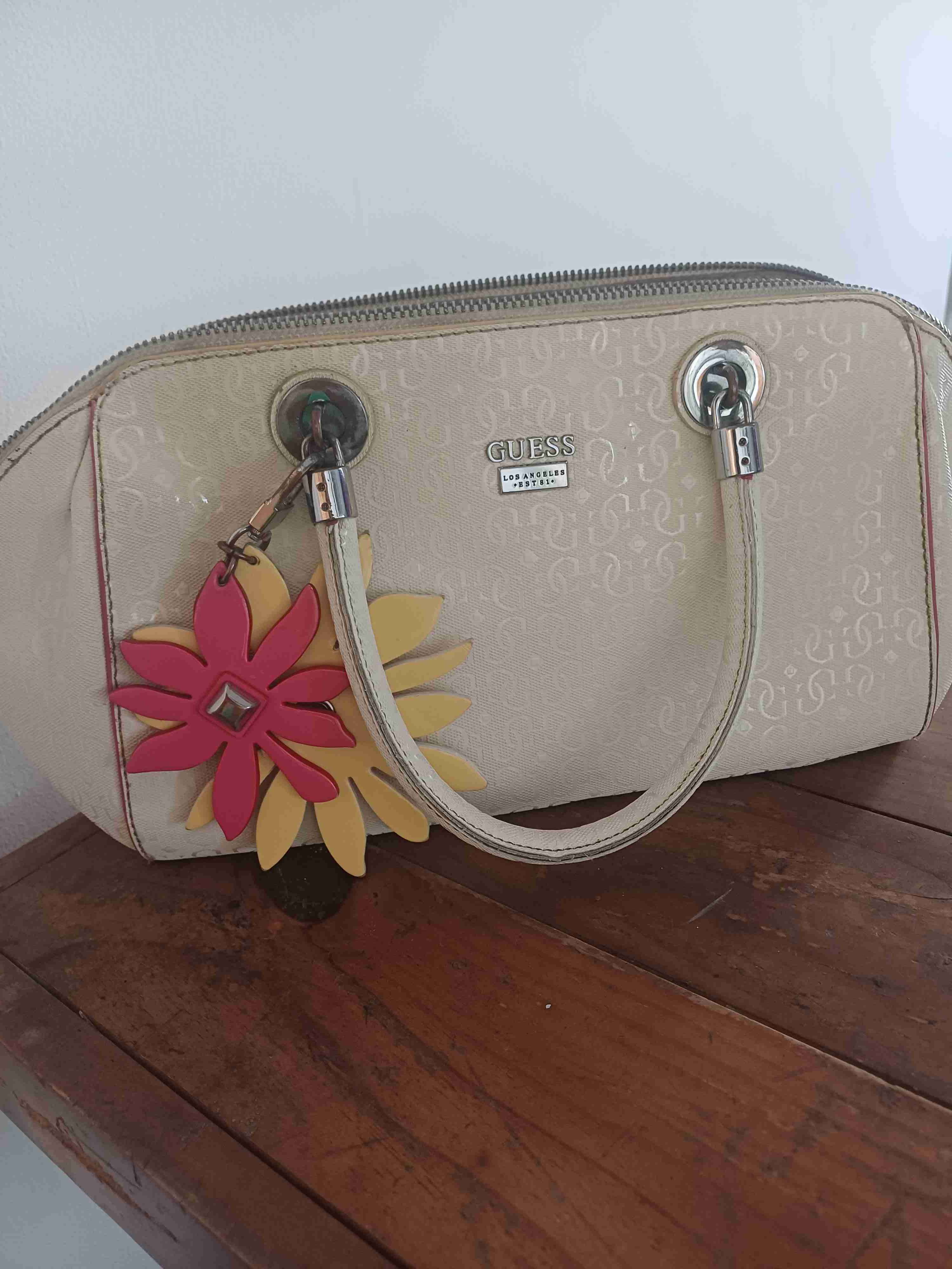 Bolso beige Guess con flores