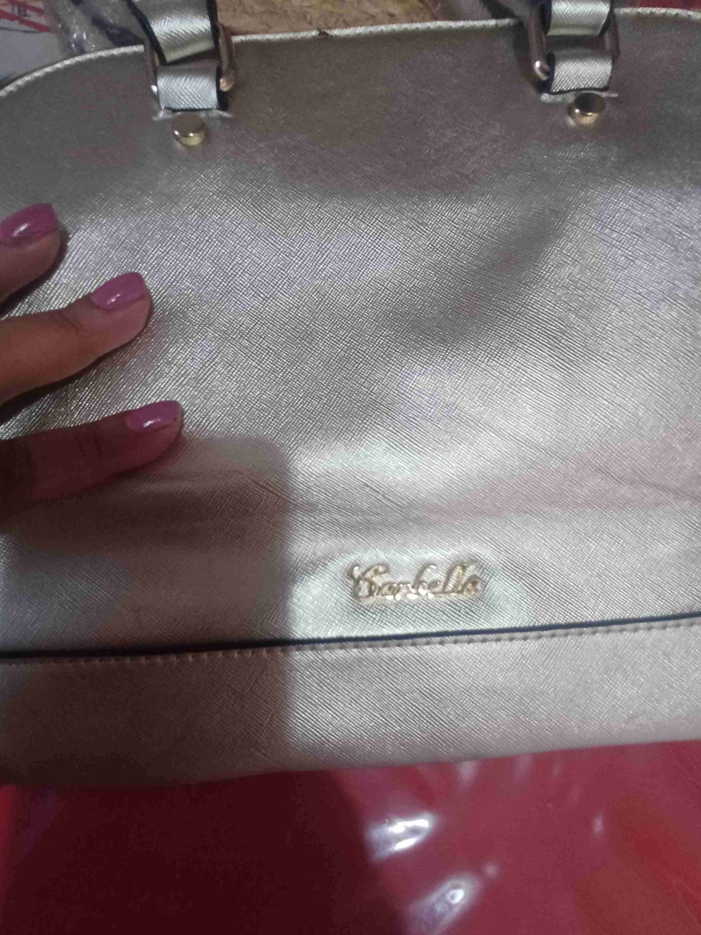 Cartera dorada con logo visible