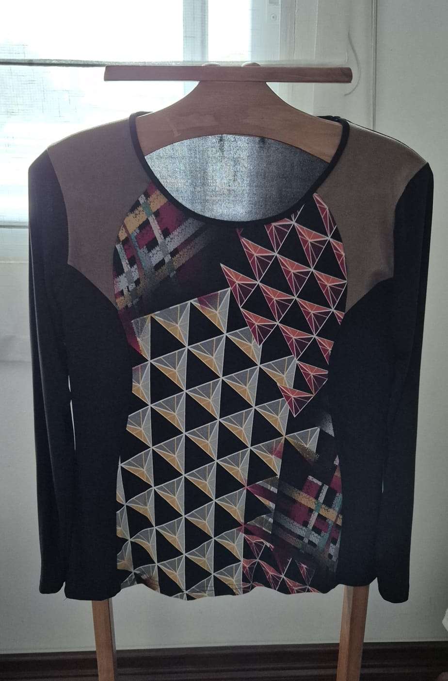 Polera estampada geométrica