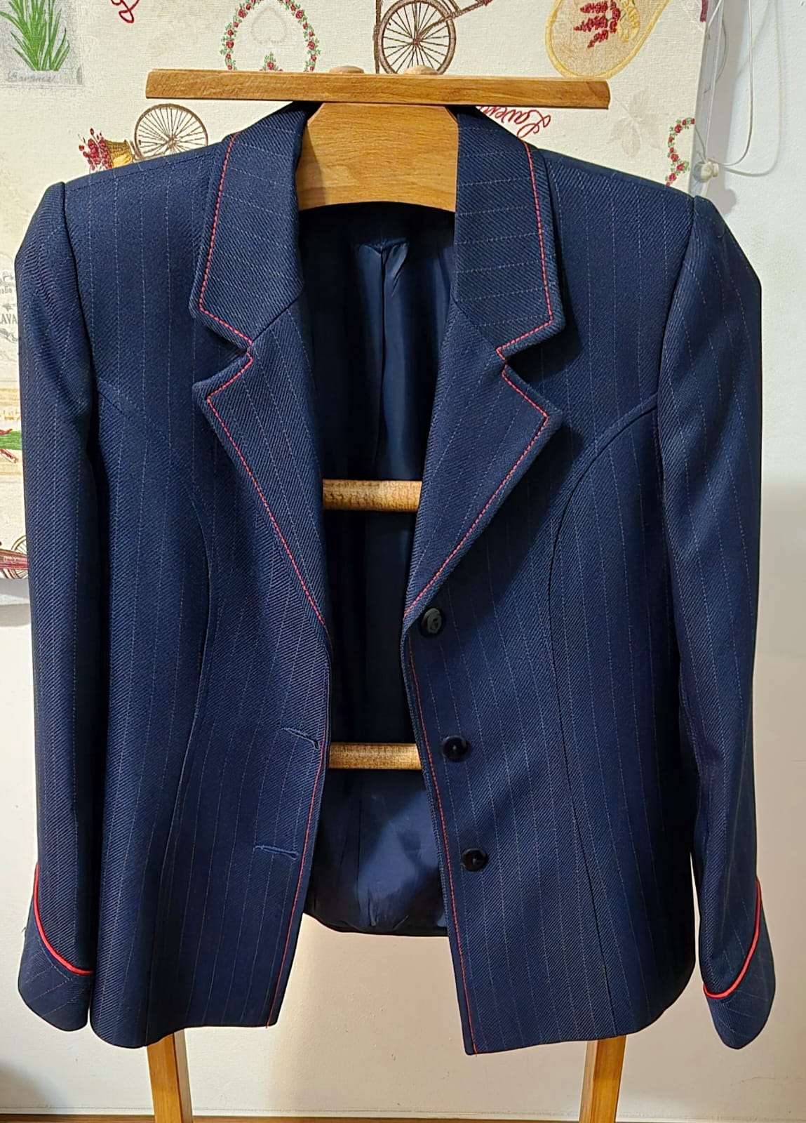 Conjunto Blazer y falda azul con ribete rojo