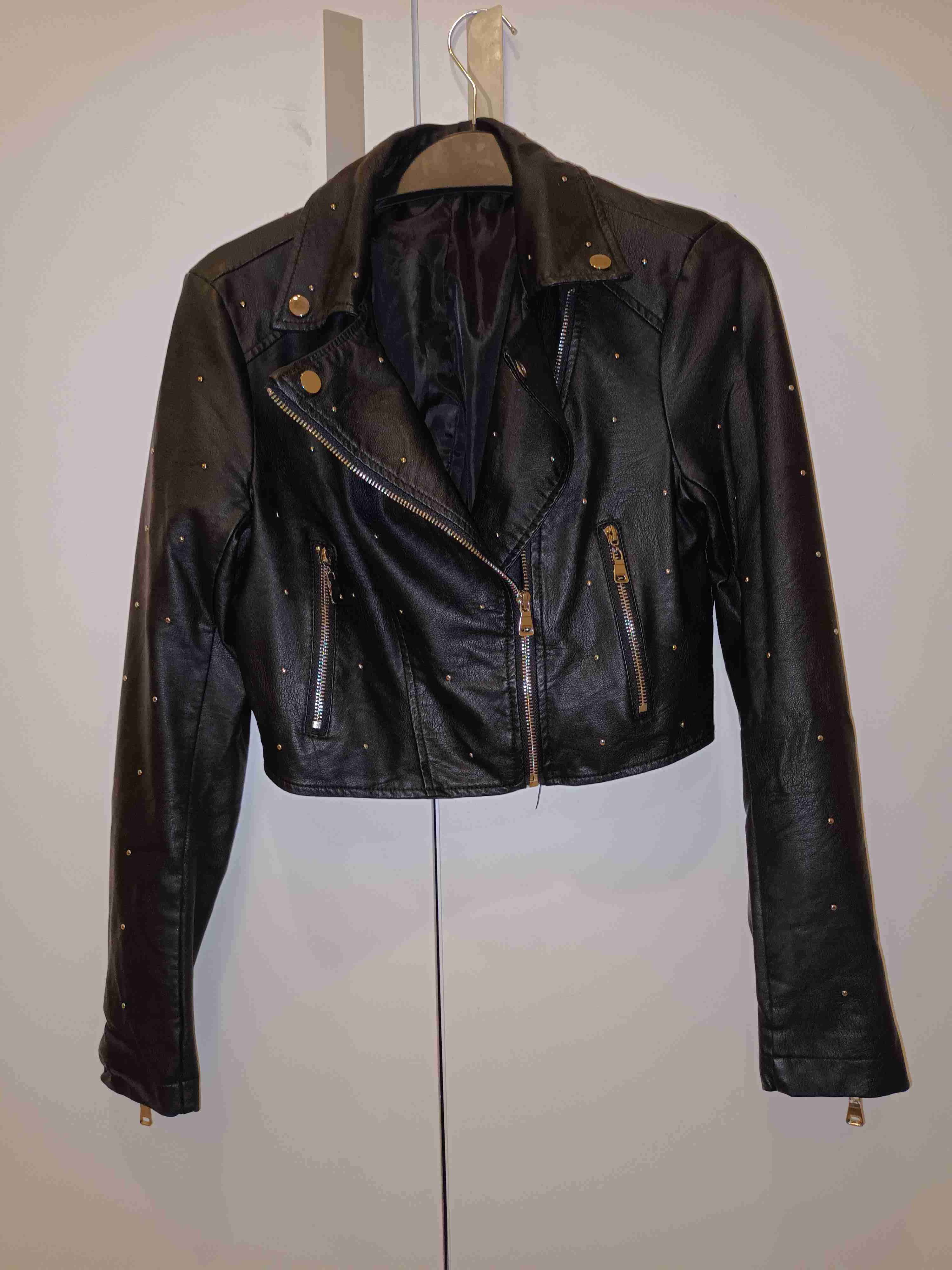 Chaqueta negra de cuero con tachas