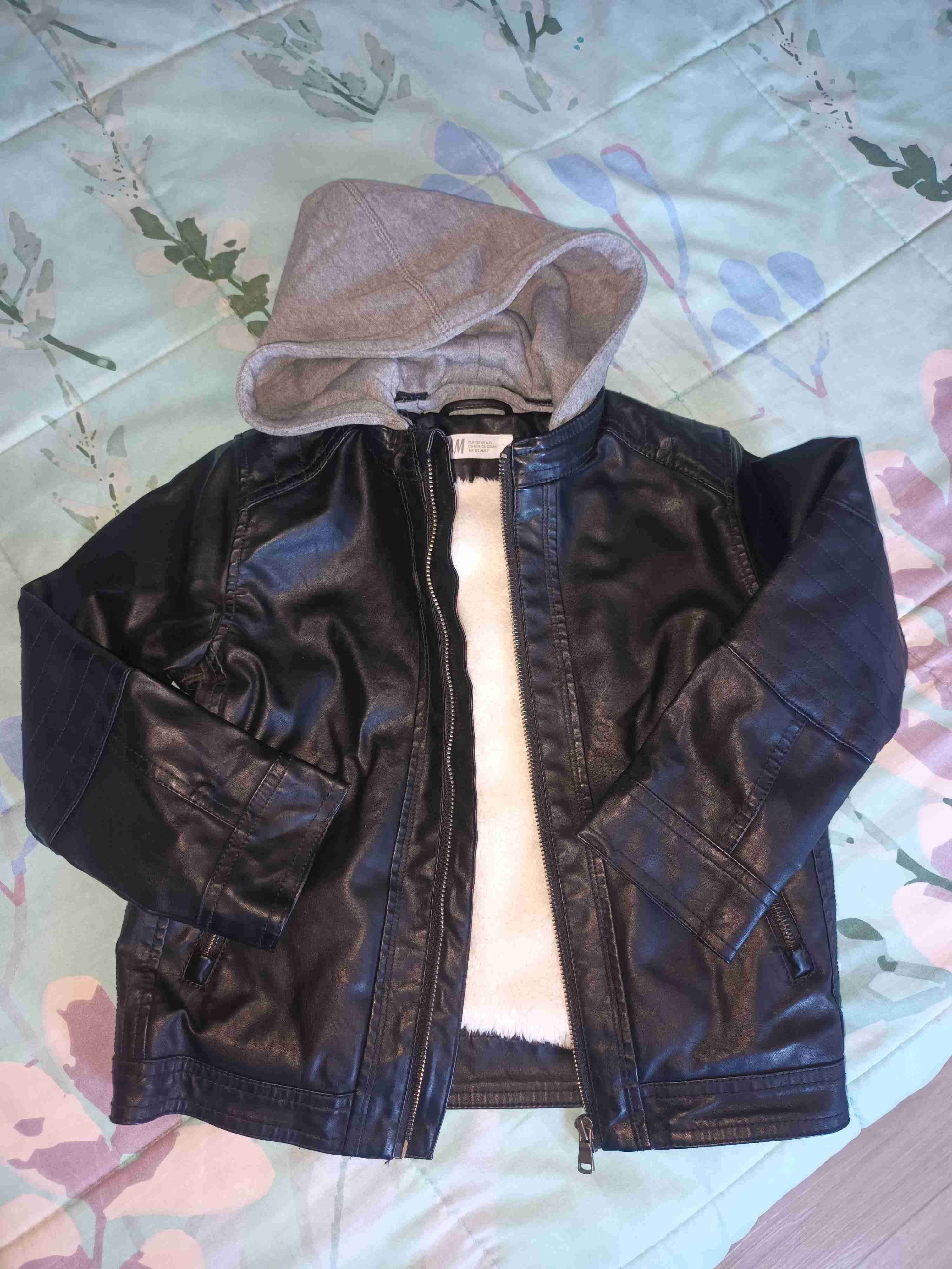 Chaqueta negra con capucha