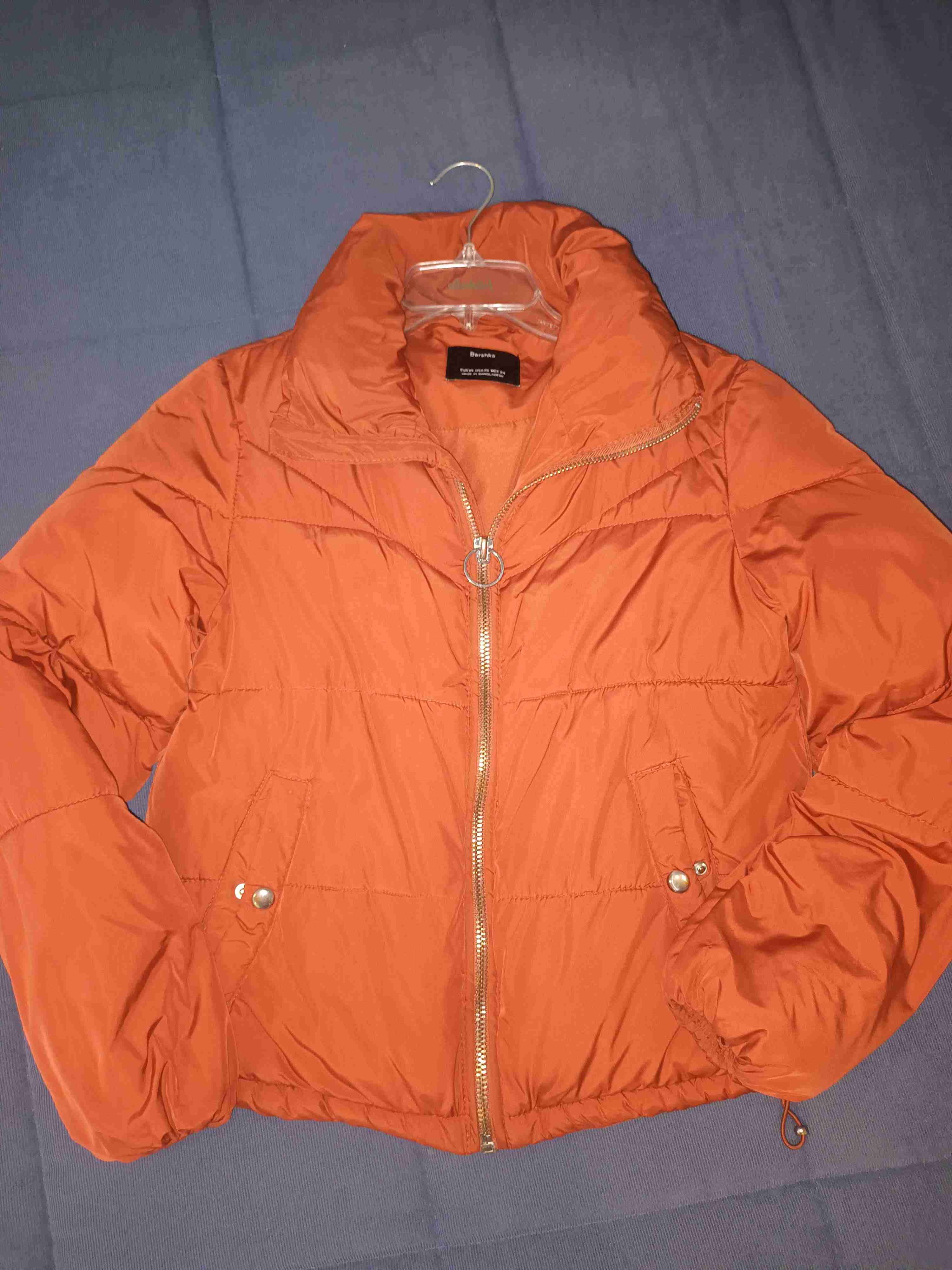 Chaqueta anaranjada con cierre