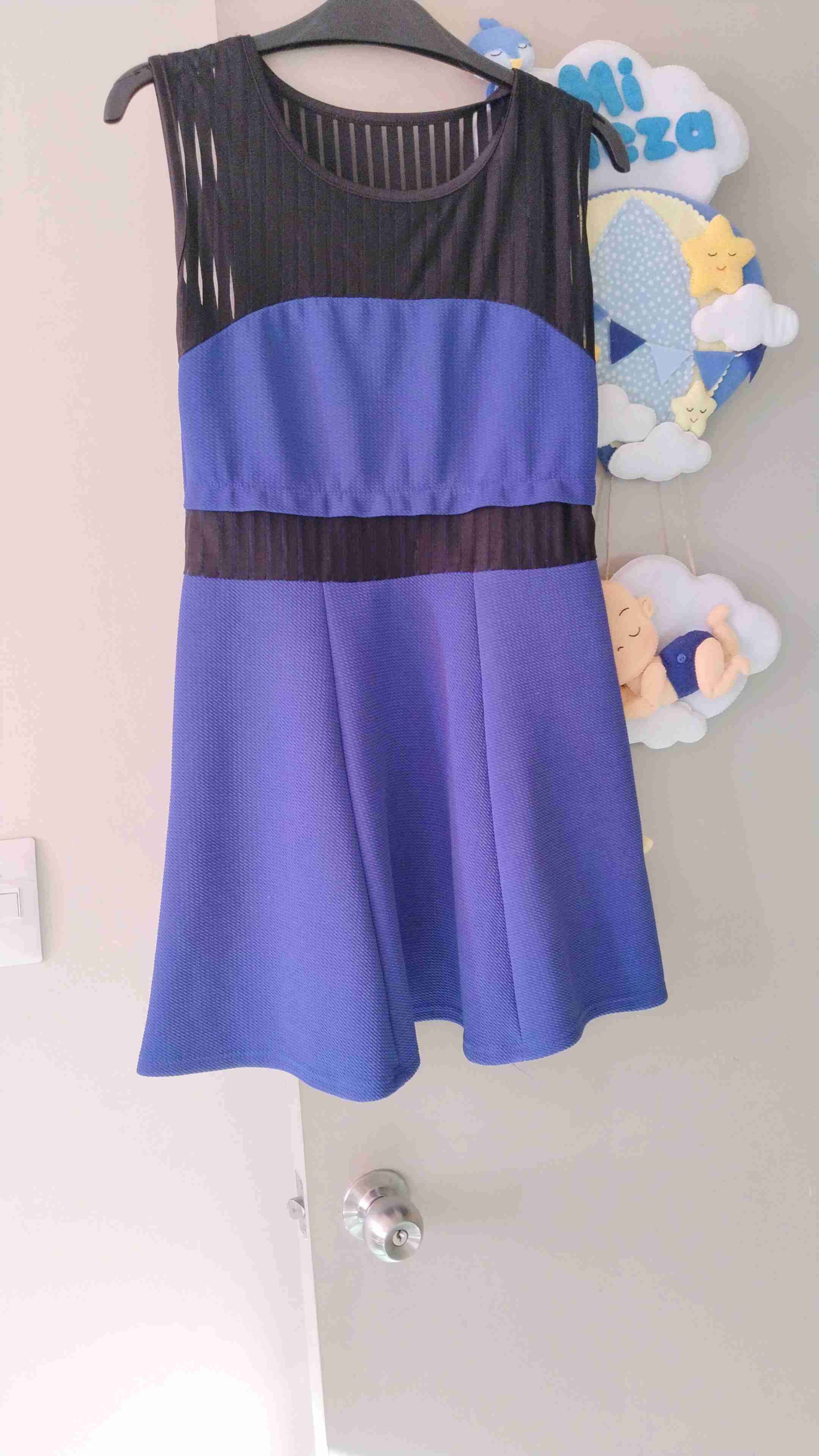 Vestido azul y negro sin mangas