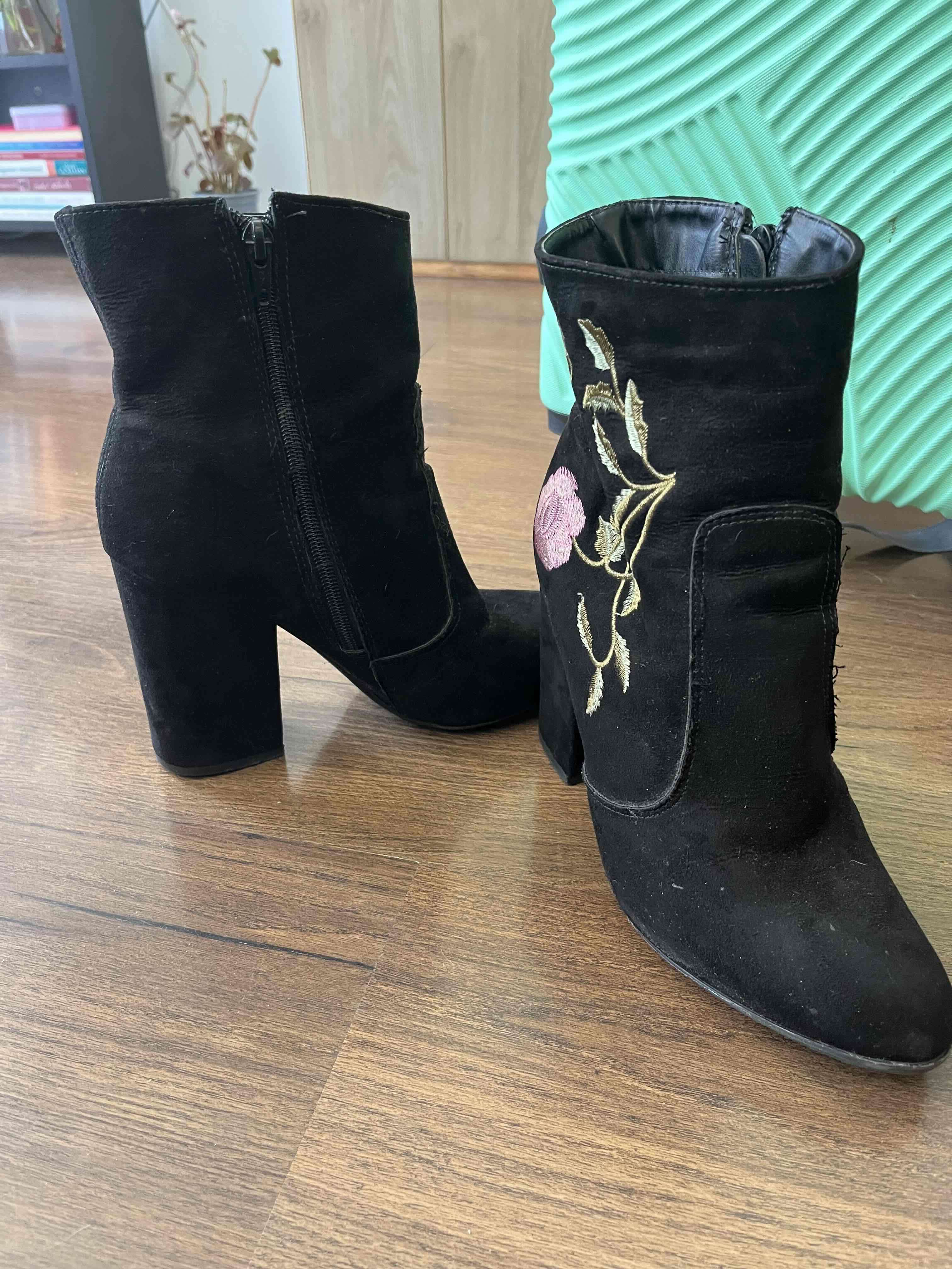 Botines negros bordados