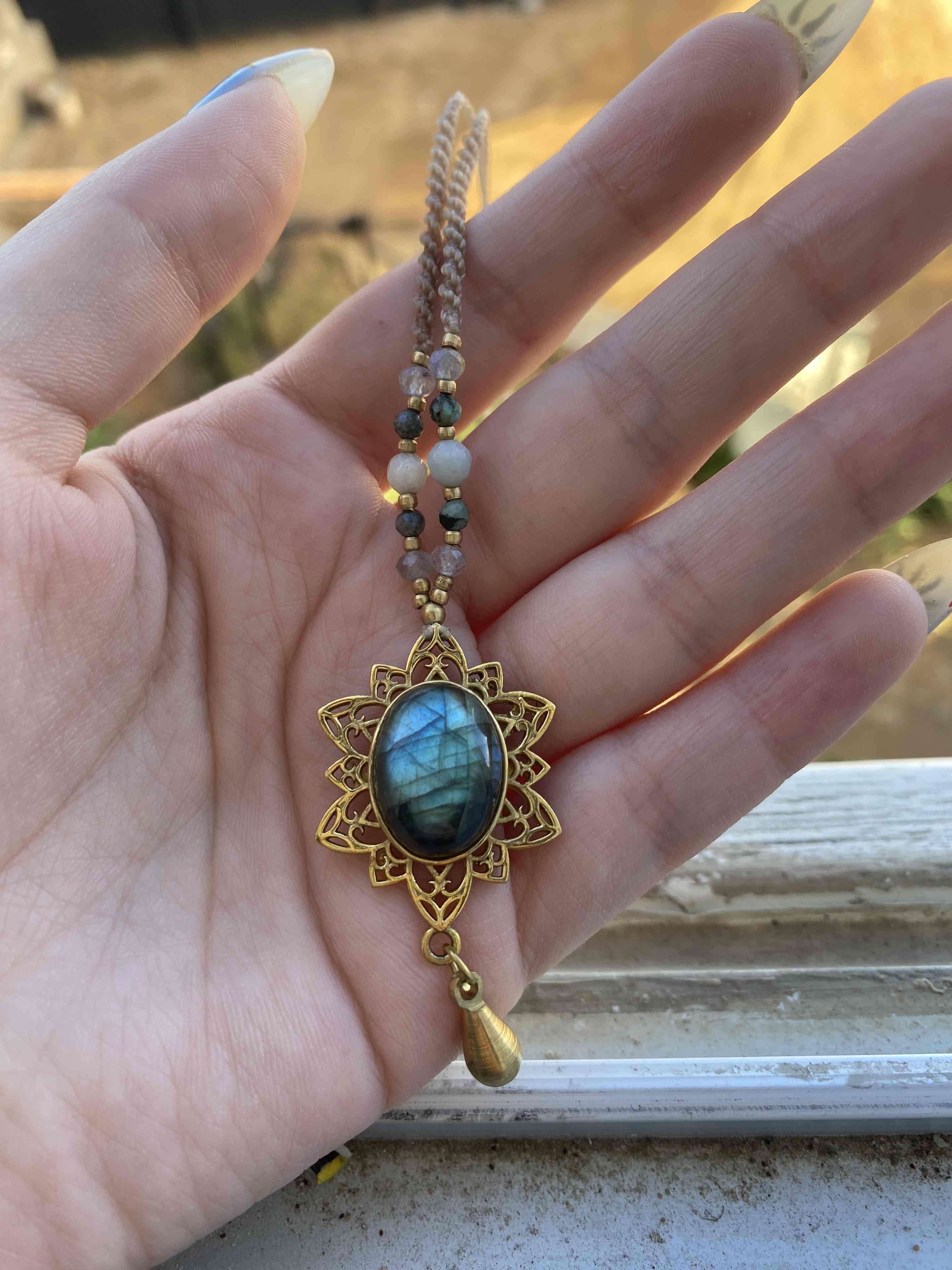 Collar con colgante de labradorita