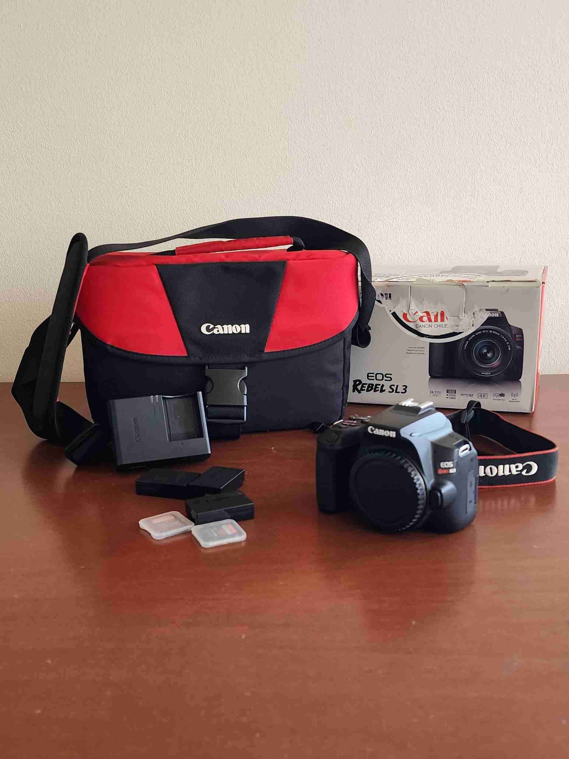 Cámara Canon EOS Rebel SL3 con accesorios