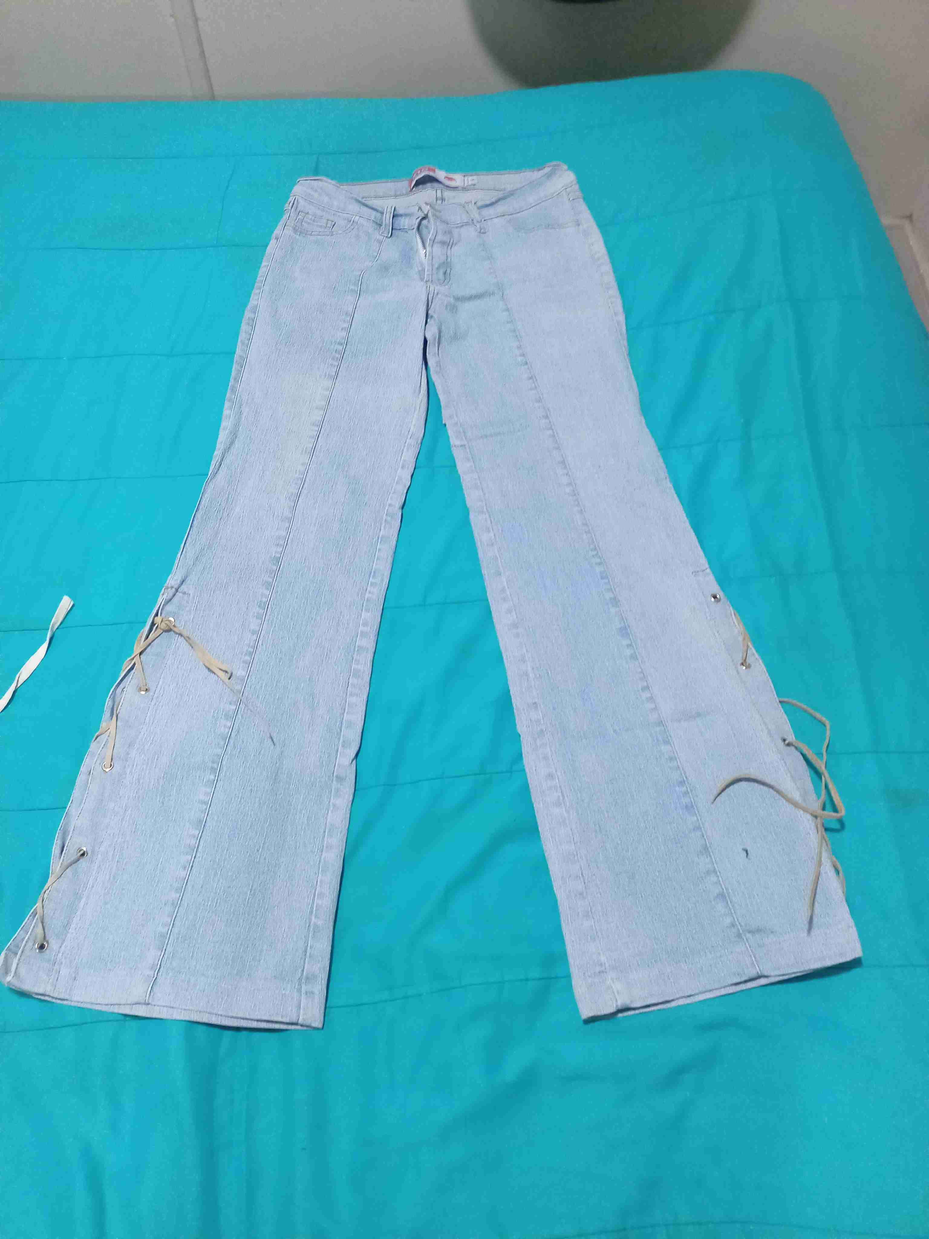 Jeans celestes con cintas