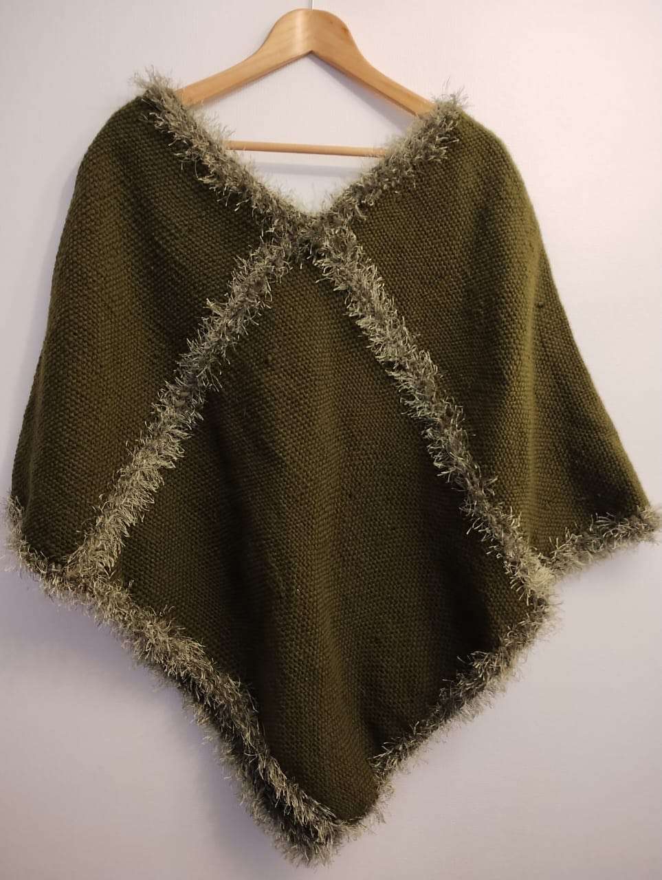 Poncho de lana verde musgo