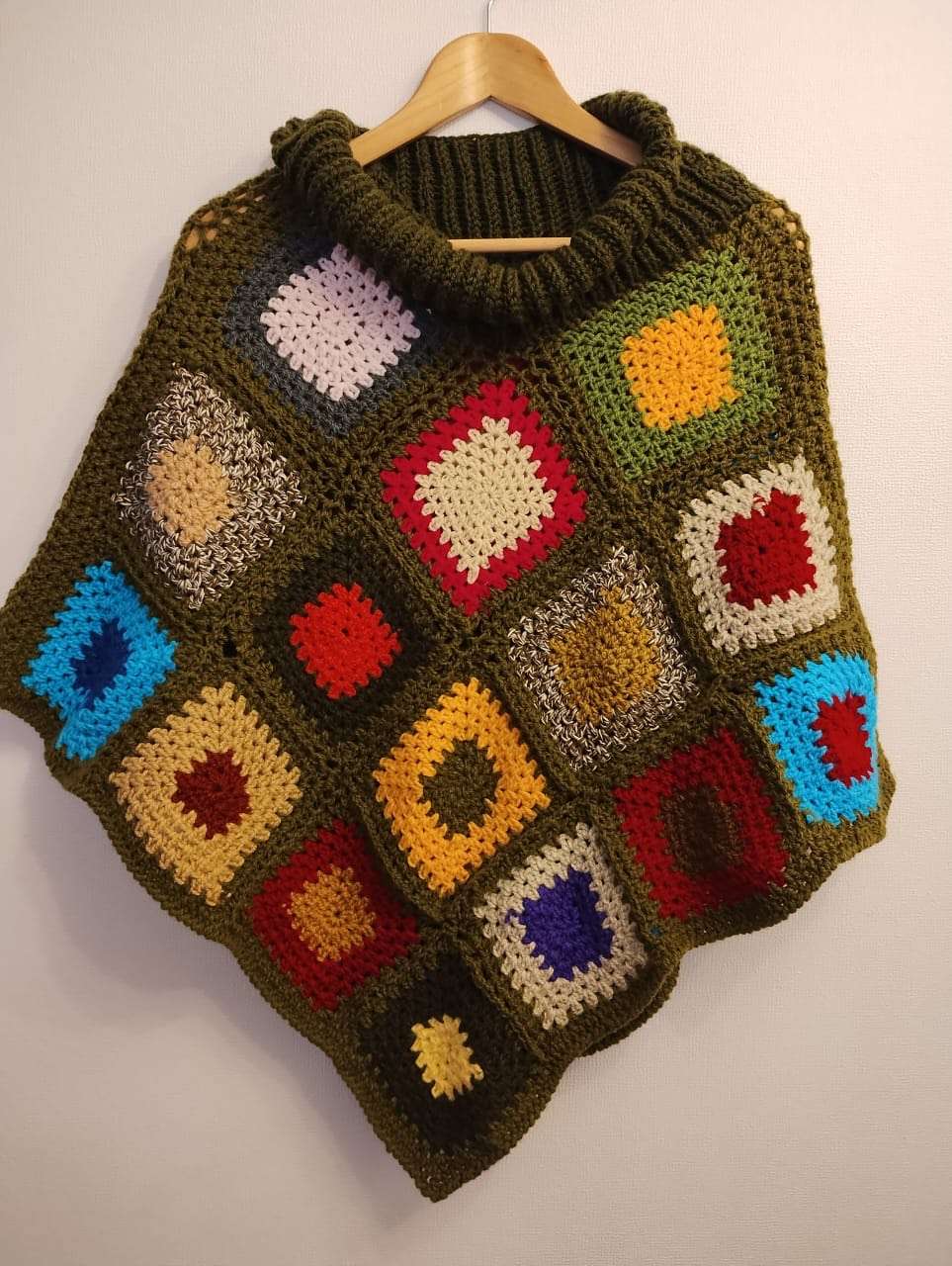 Poncho tejido a crochet colorido