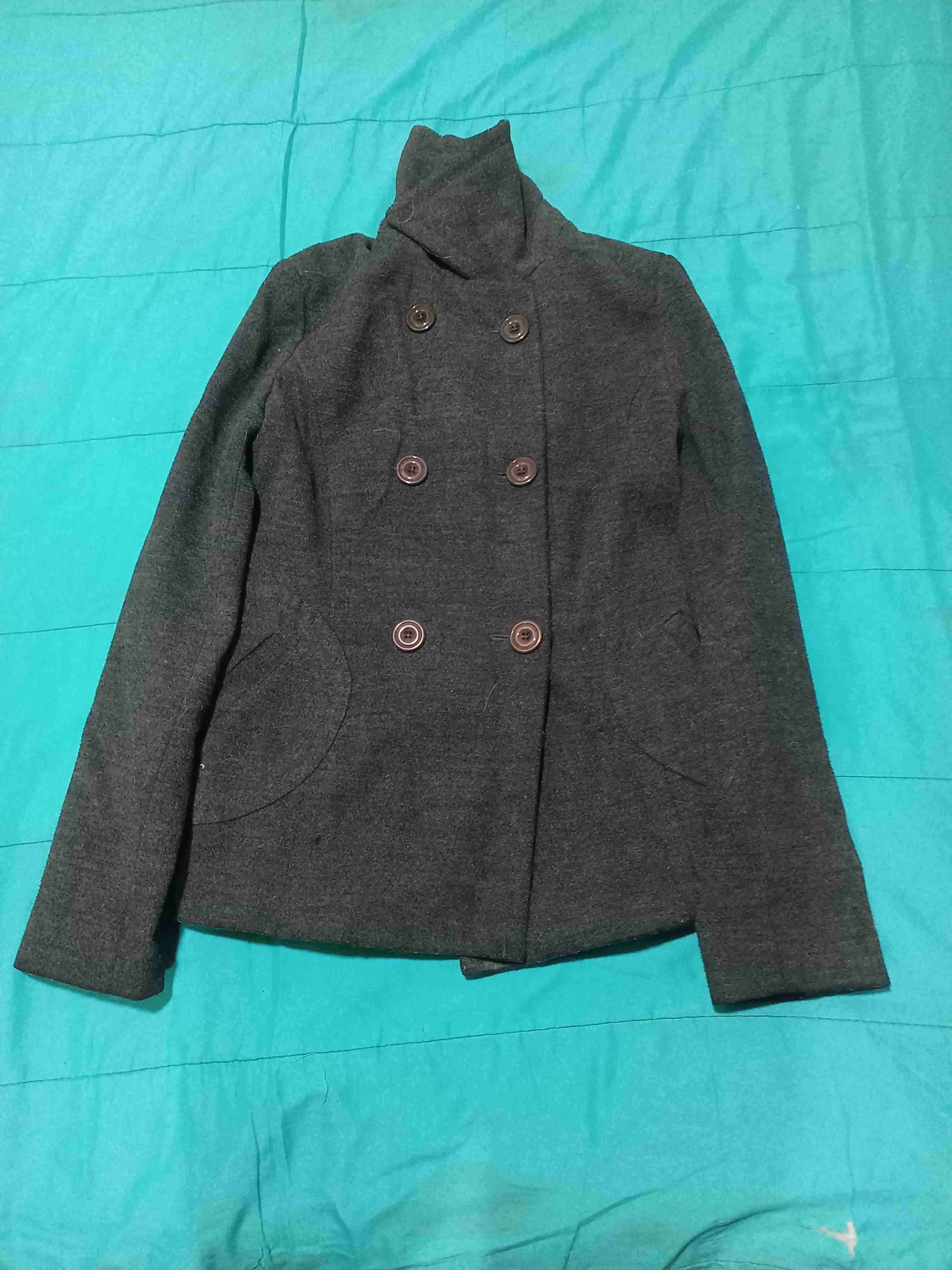 Abrigo gris con botones