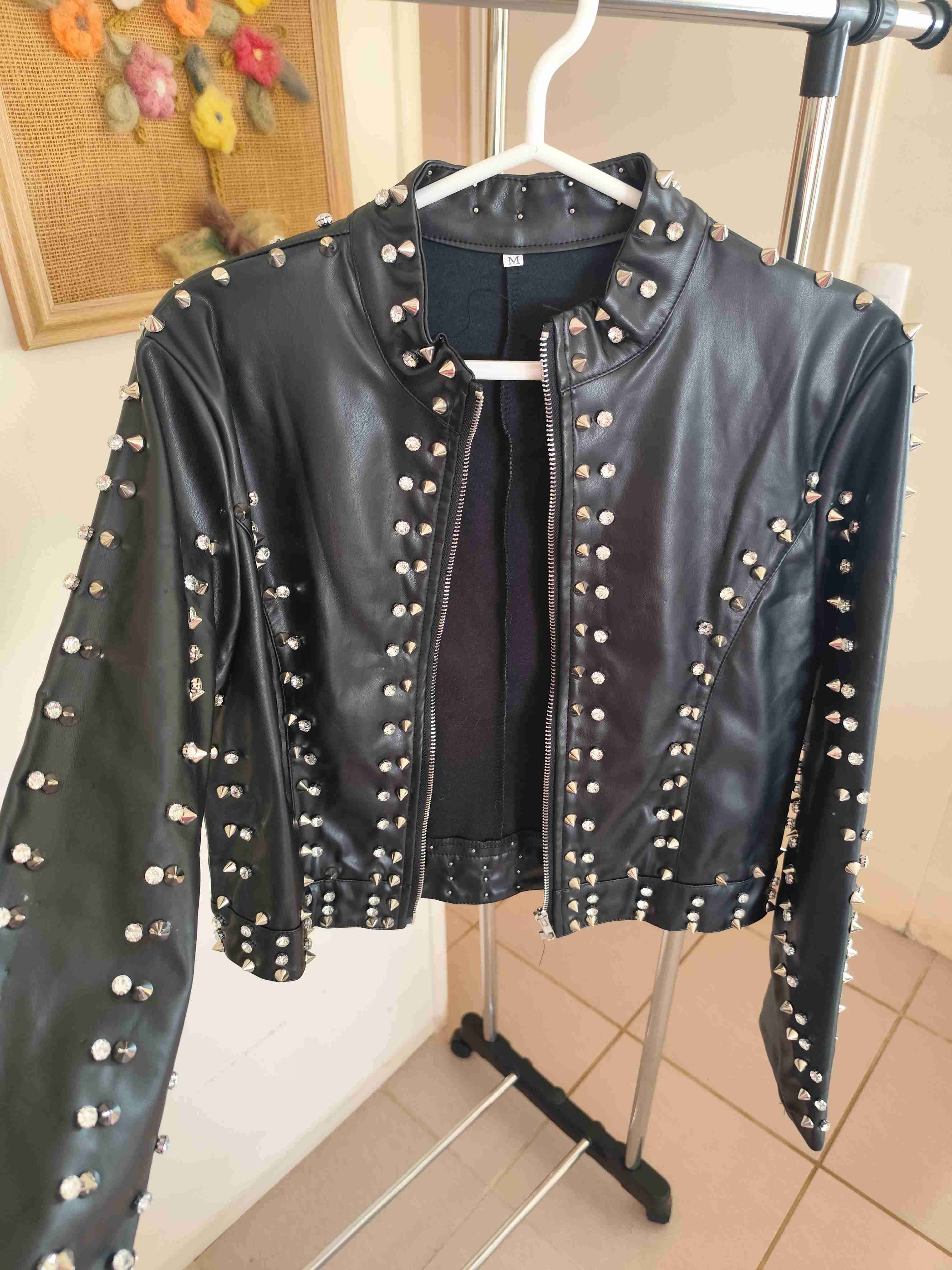 Chaqueta de cuero con tachas