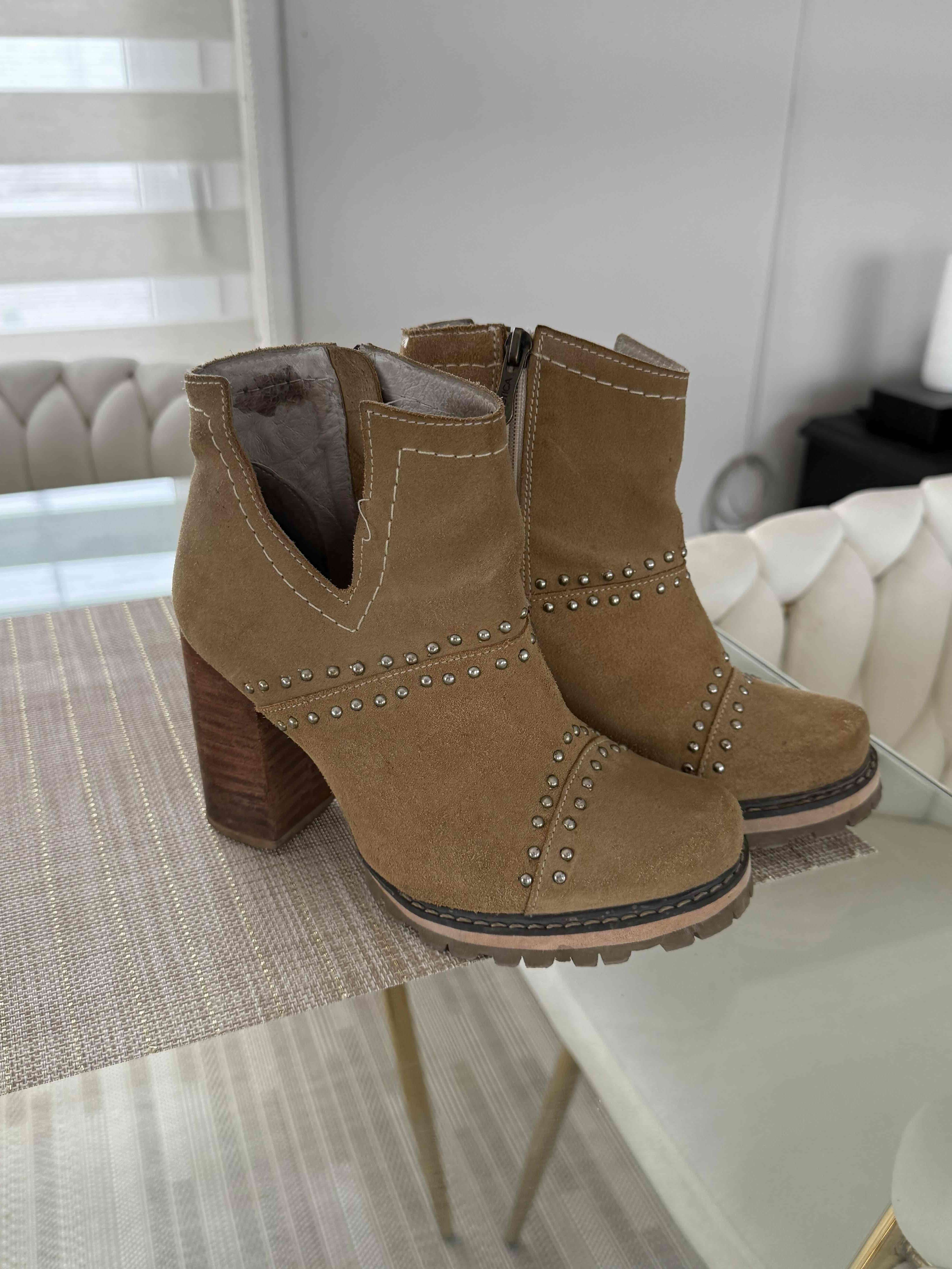 Botines de gamuza camel con tachas Exótica