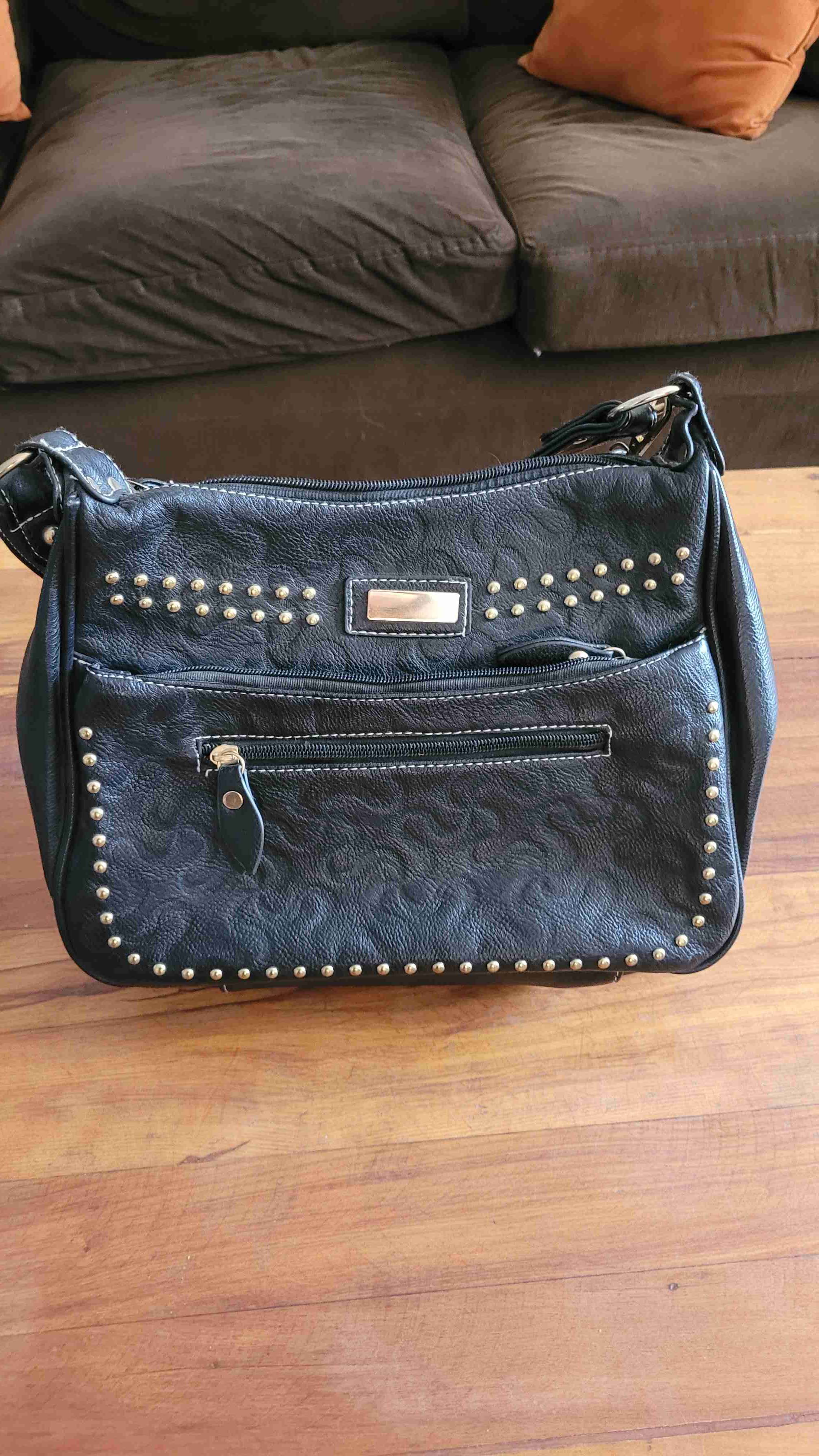 Cartera negra con tachas como nueva