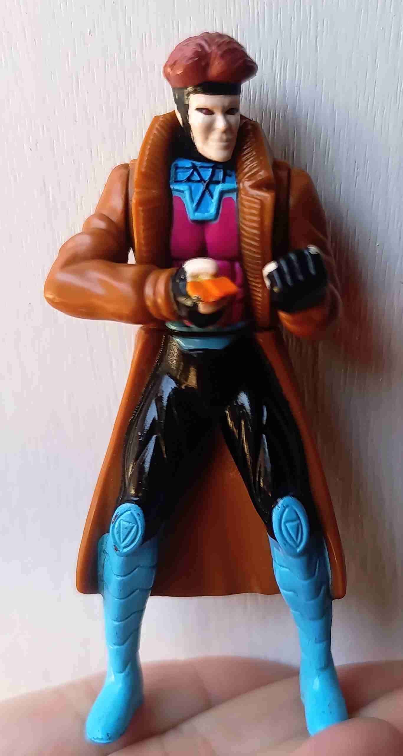 Figura de acción con abrigo