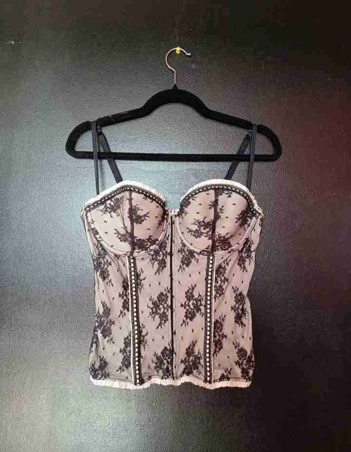 Corset negro con encaje floral