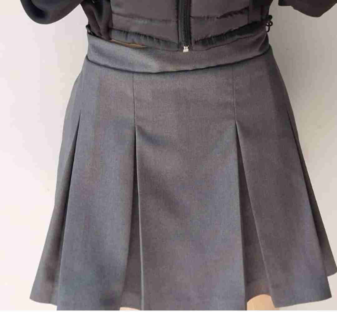 Falda gris escolar plisada