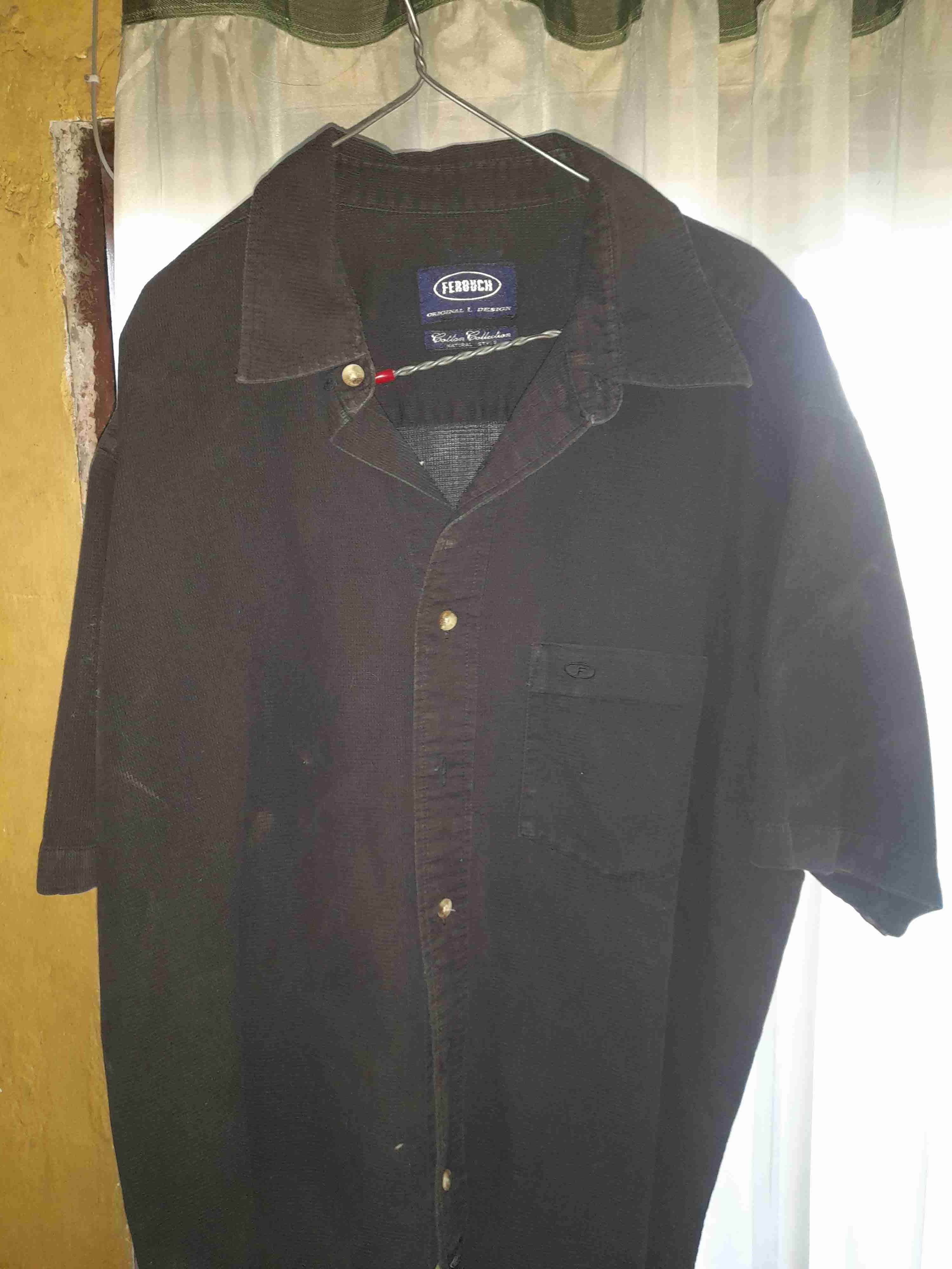 Camisa negra de manga corta