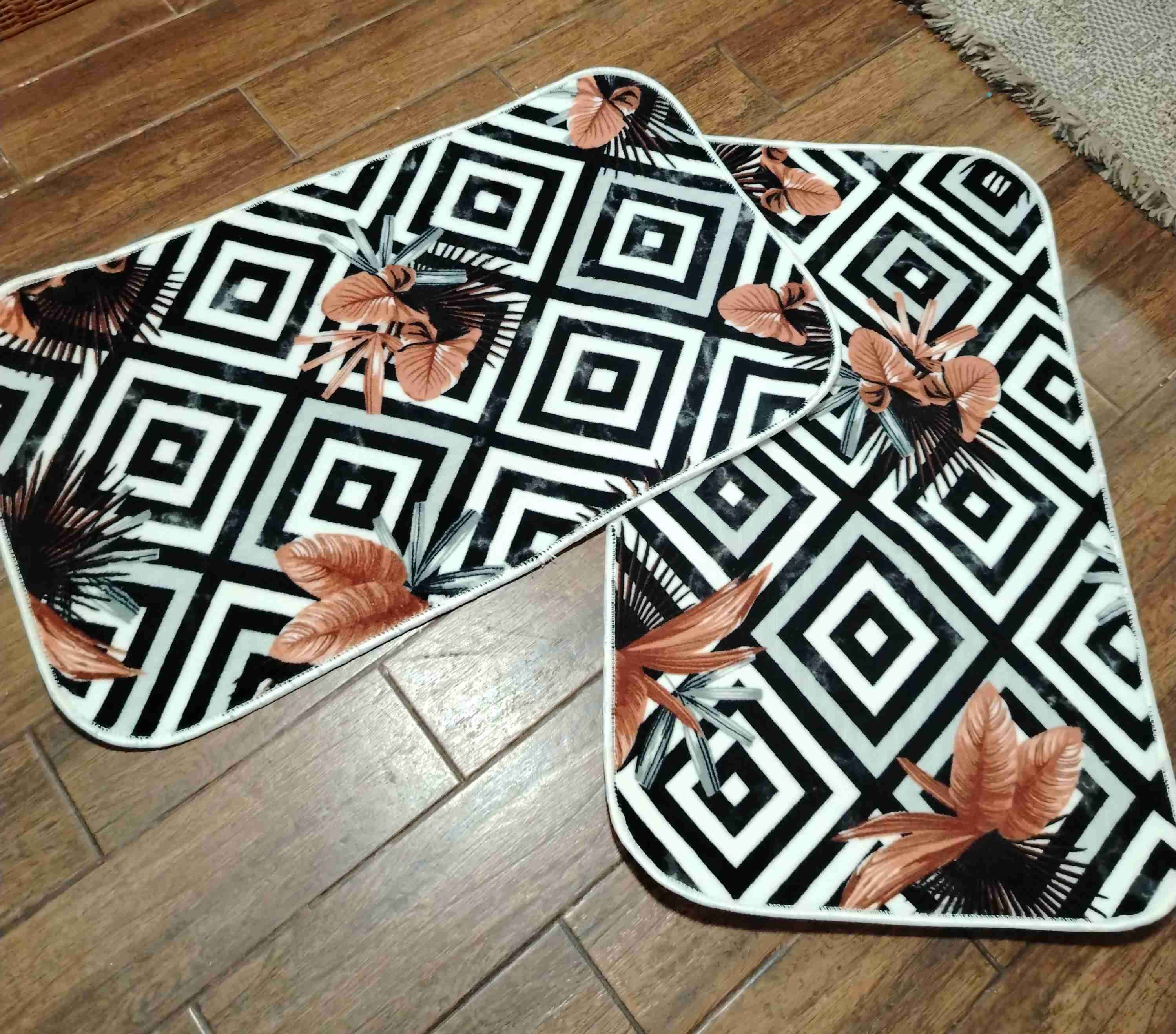 Set de alfombras con diseño geométrico