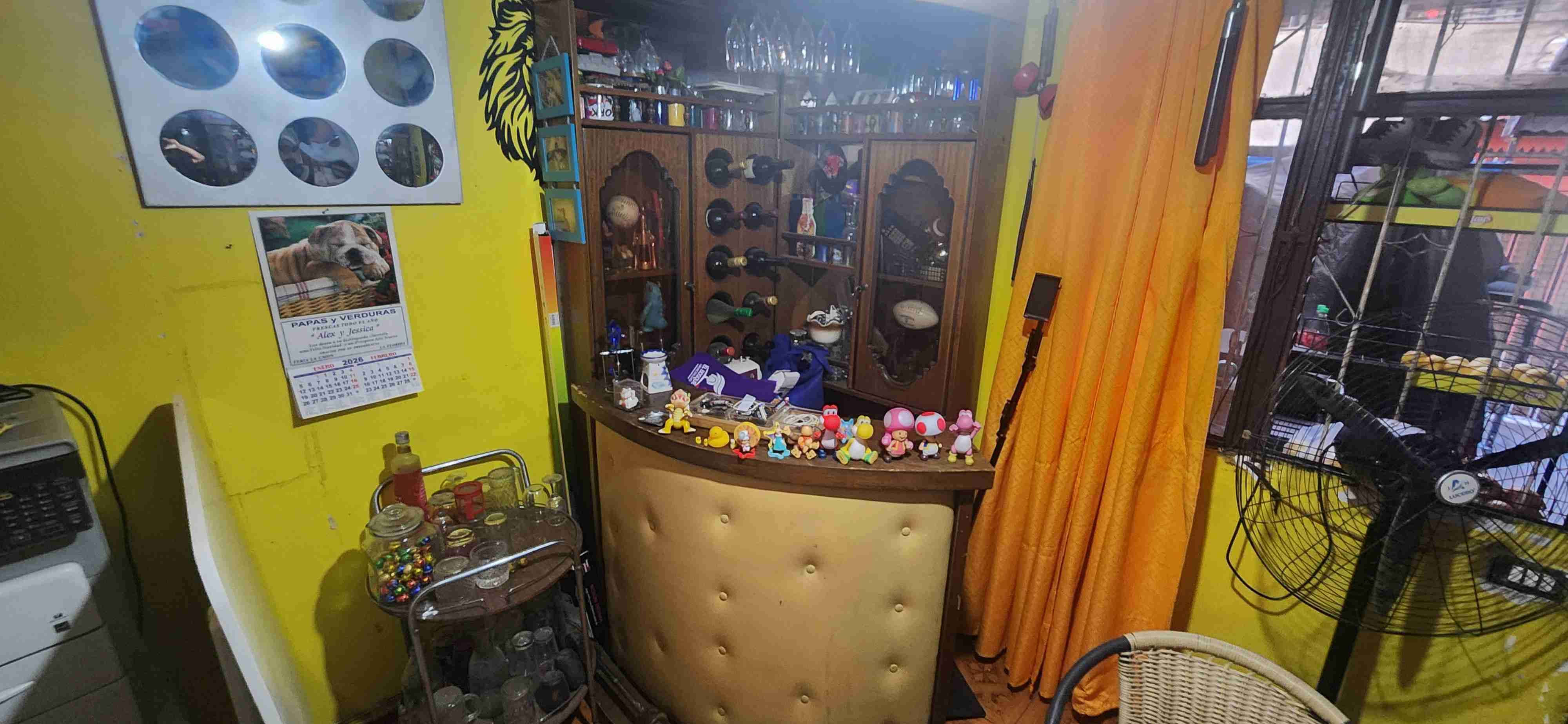 Bar  de madera con estantería en buen estado