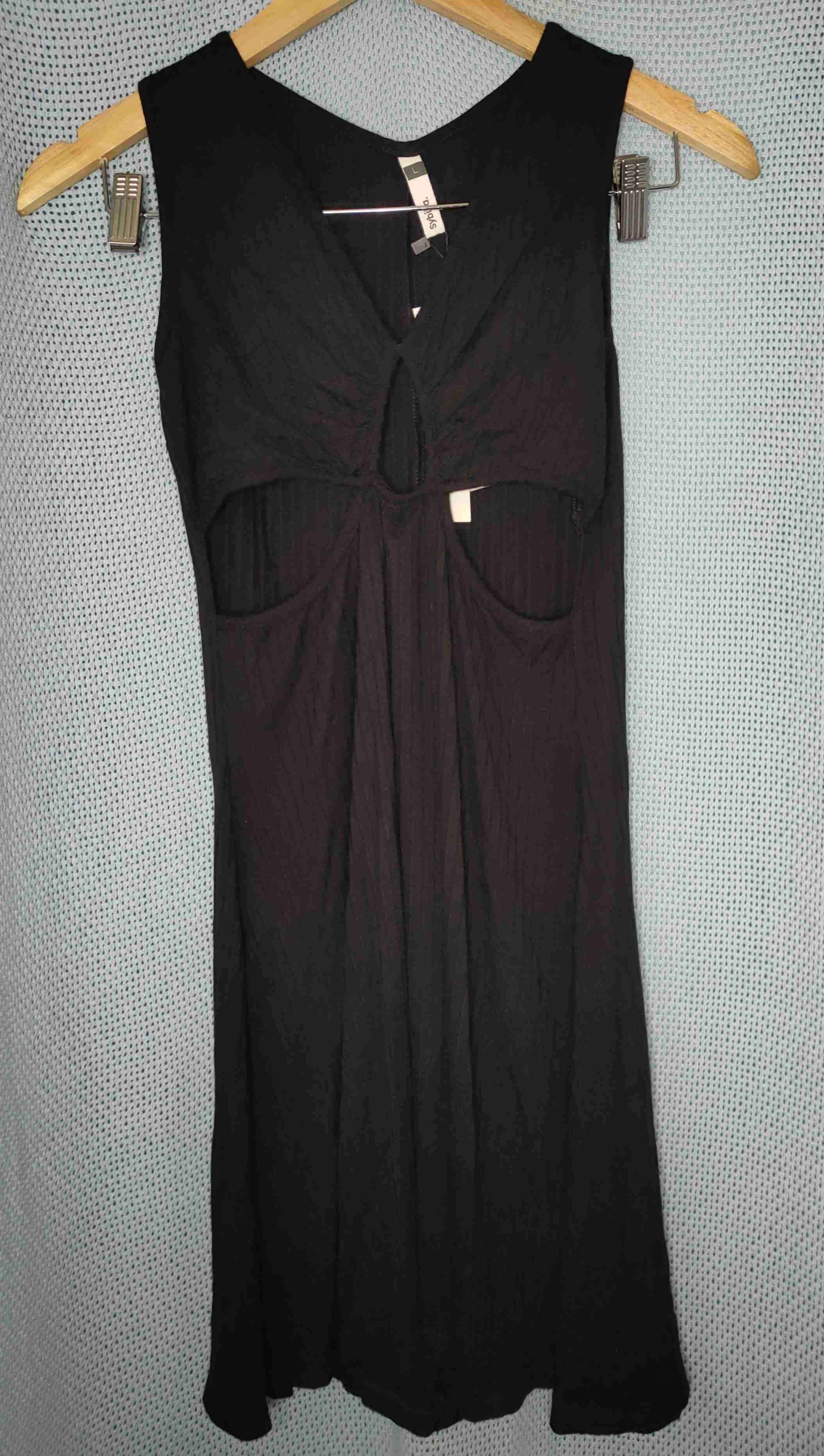 Vestido negro con aberturas