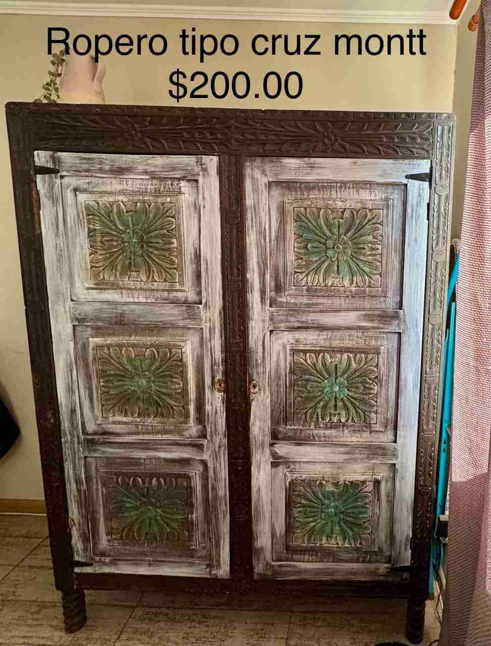 Ropero de madera tallada