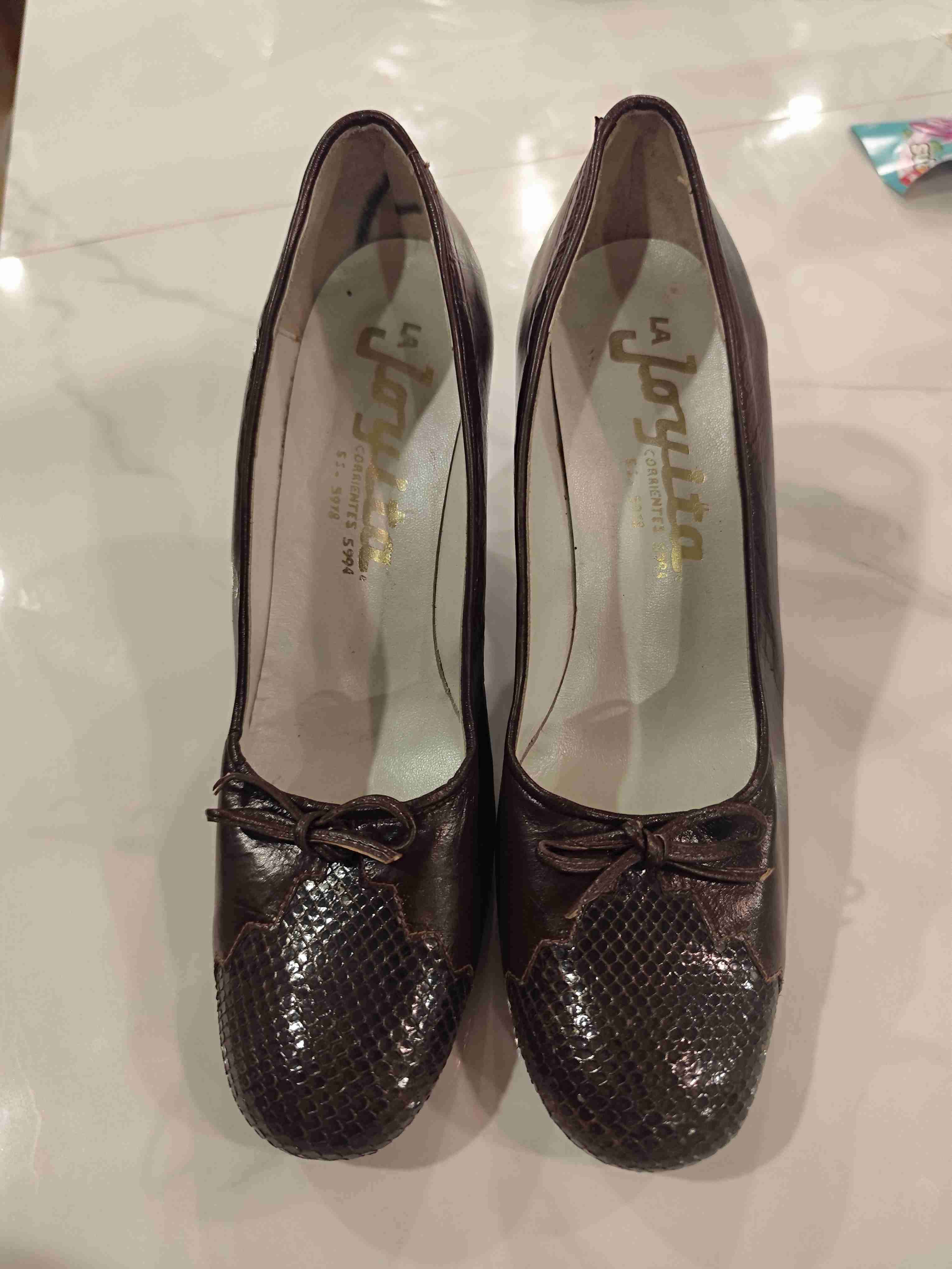 Zapatos de charol marrón con lazo