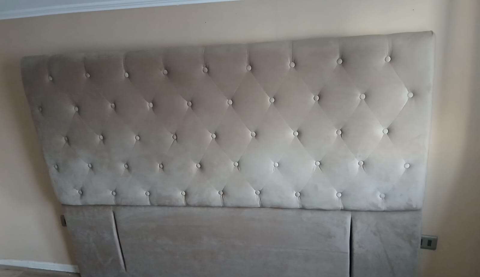 Cabecera de cama acolchada beige