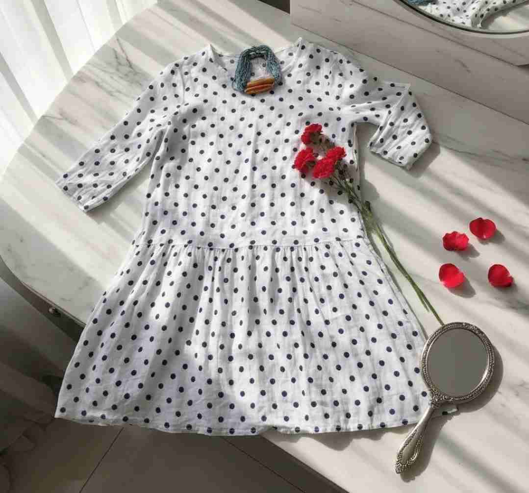 Vestido de lino blanco con lunares