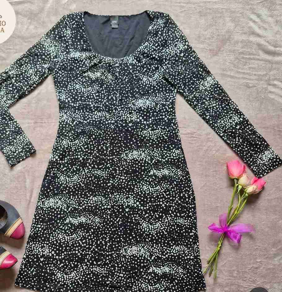Vestido negro con diseño