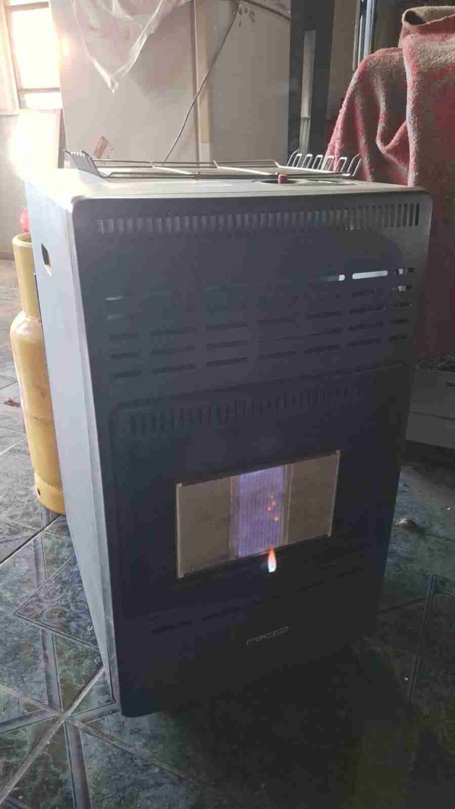 Estufa  a gas con llama visible