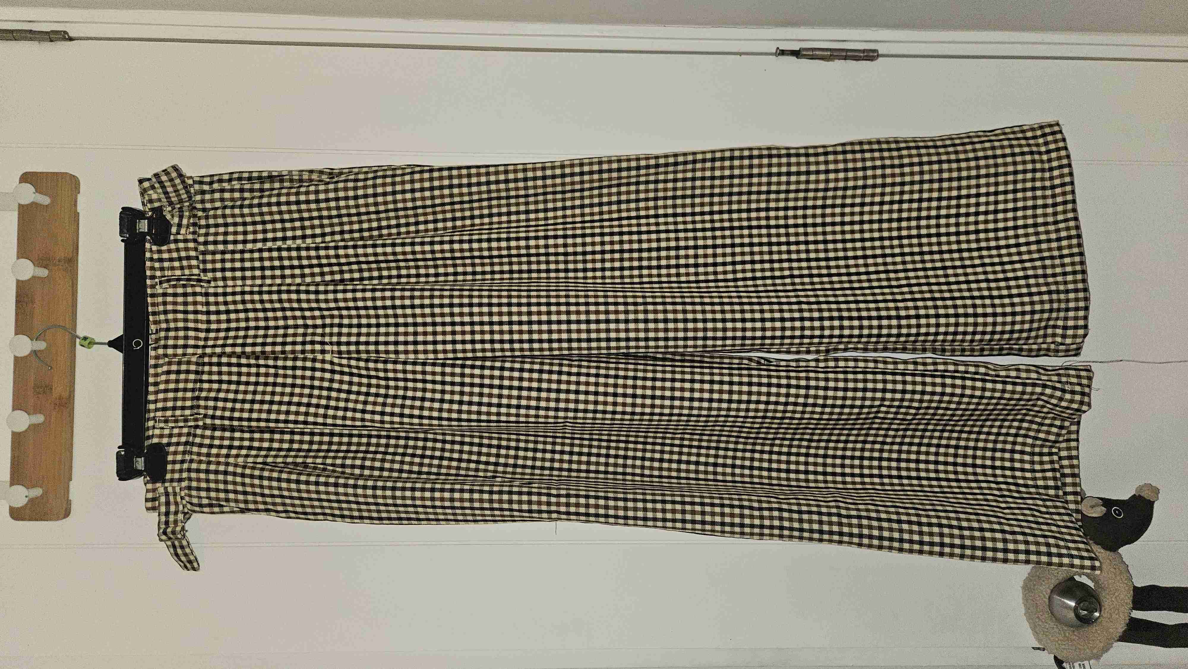 Pantalones de cuadros beige y negro