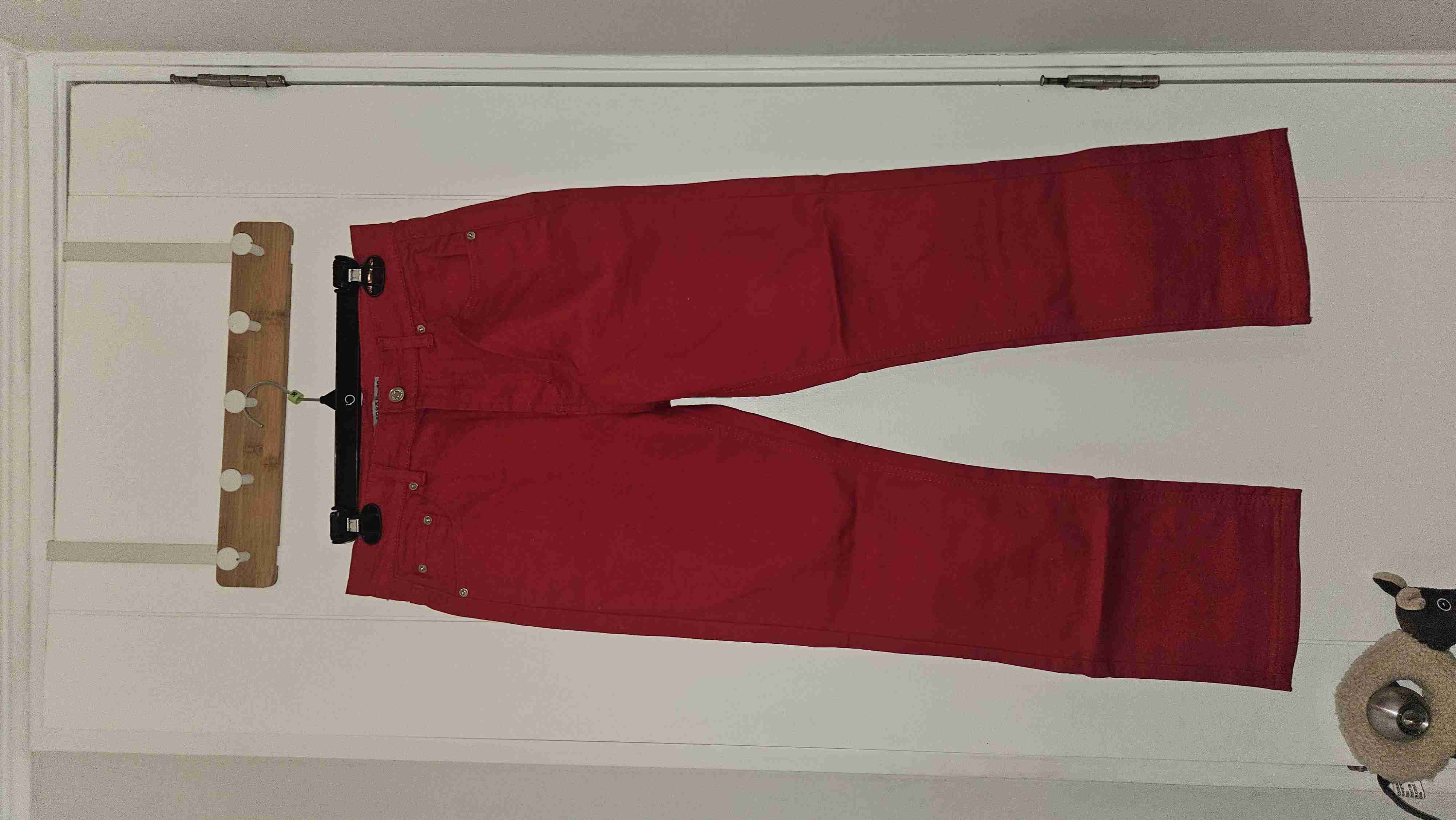 Pantalón rojo vibrante