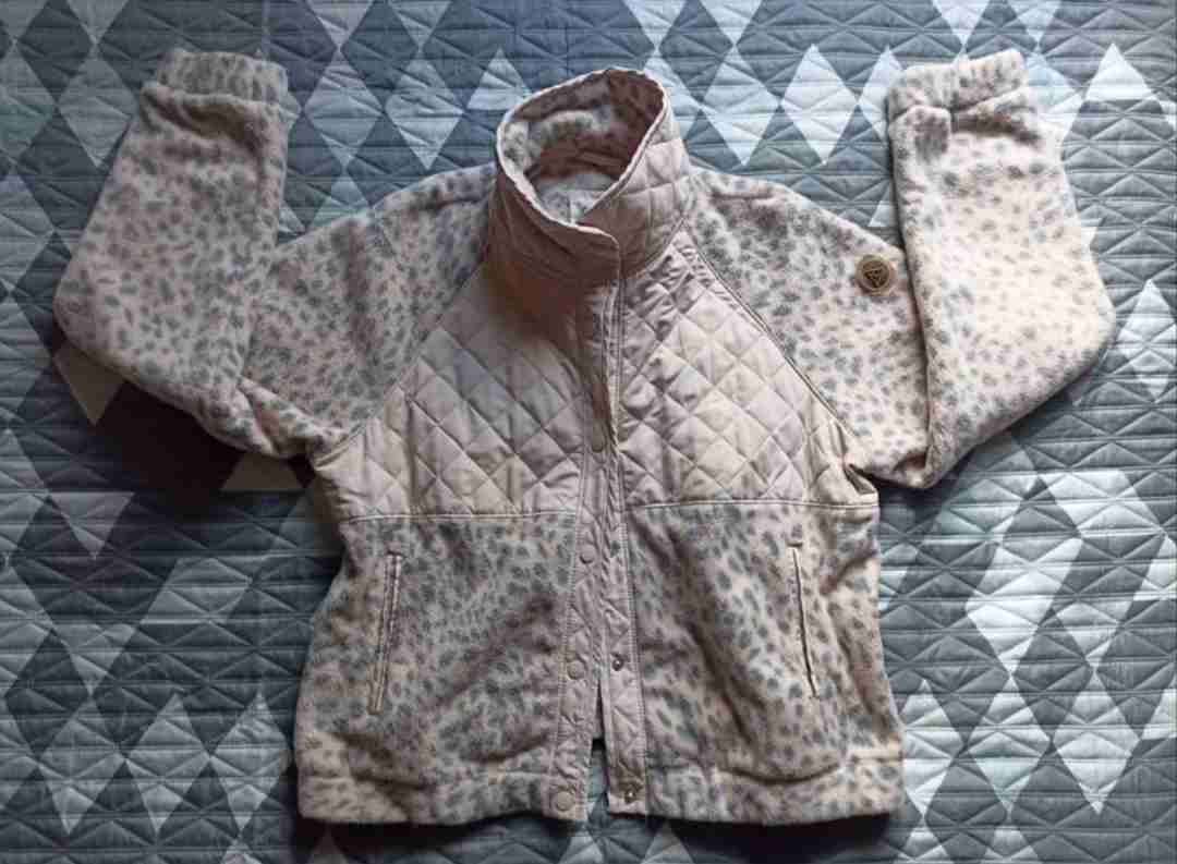 Chaqueta polar con diseño leopardo