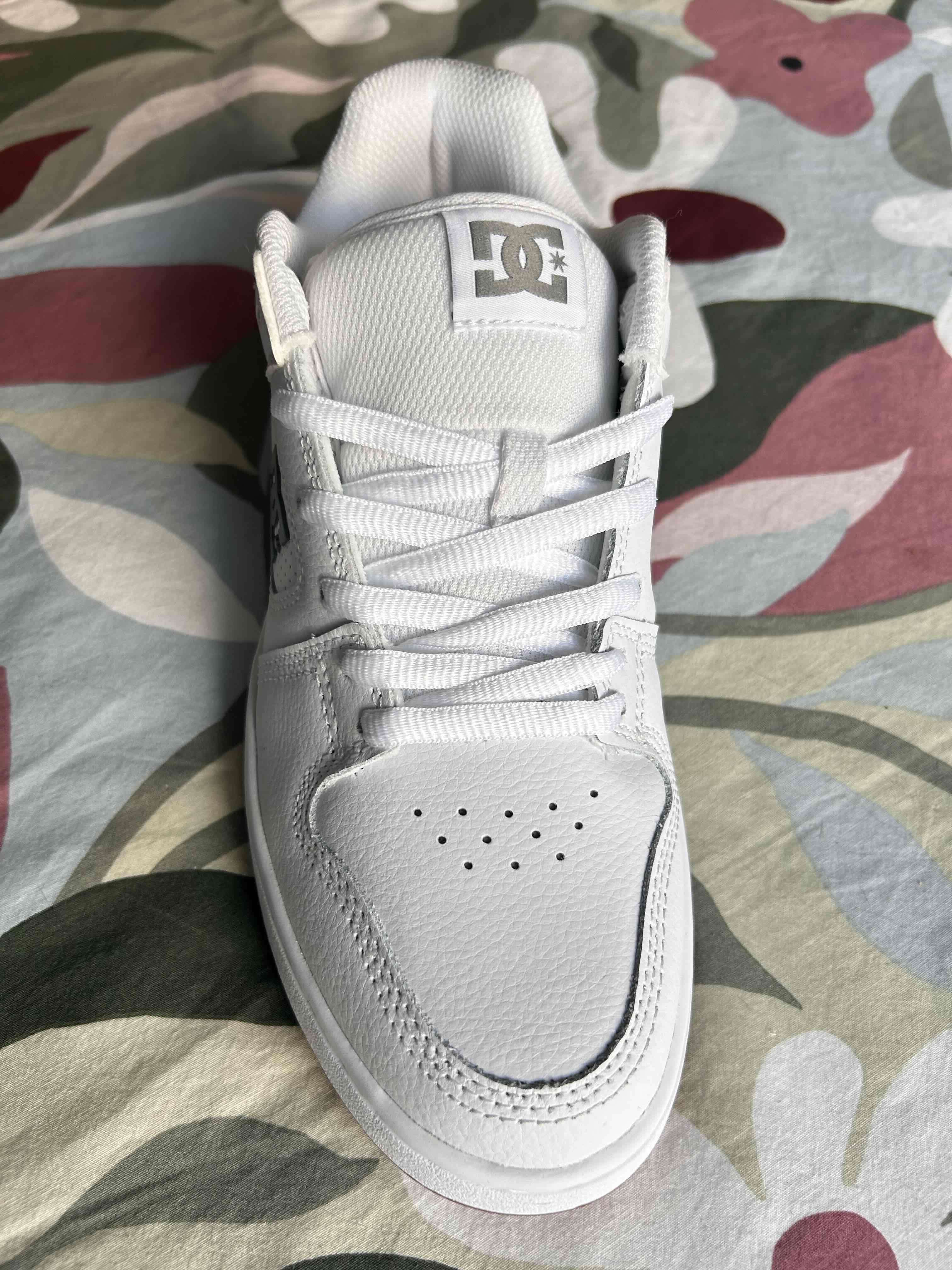 Zapatilla blanca de cuero DC