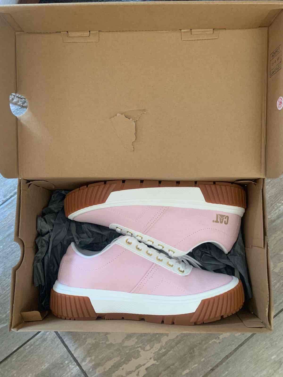 Zapatillas rosas con suela gruesa