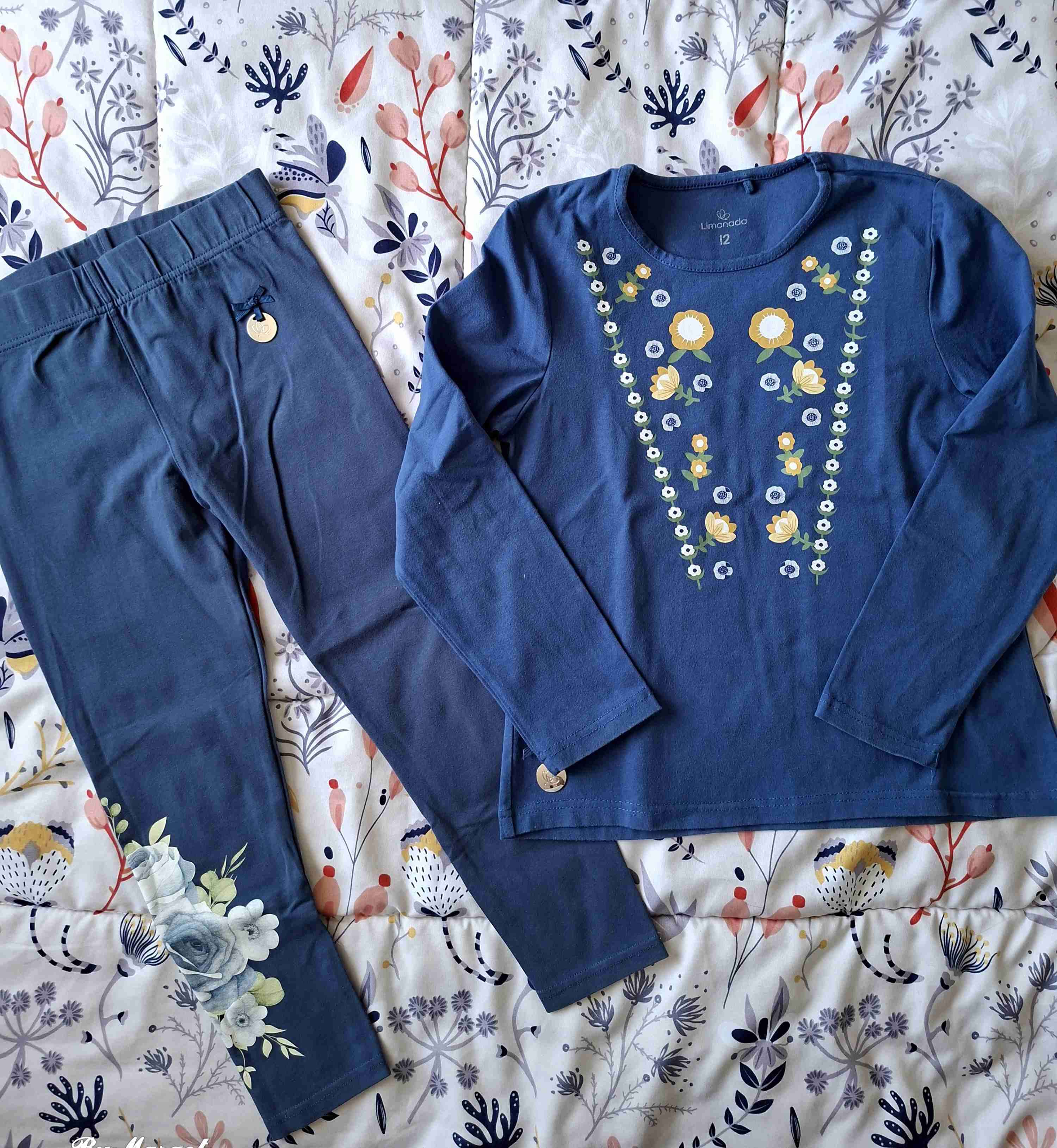 Conjunto infantil azul con flores limonada.