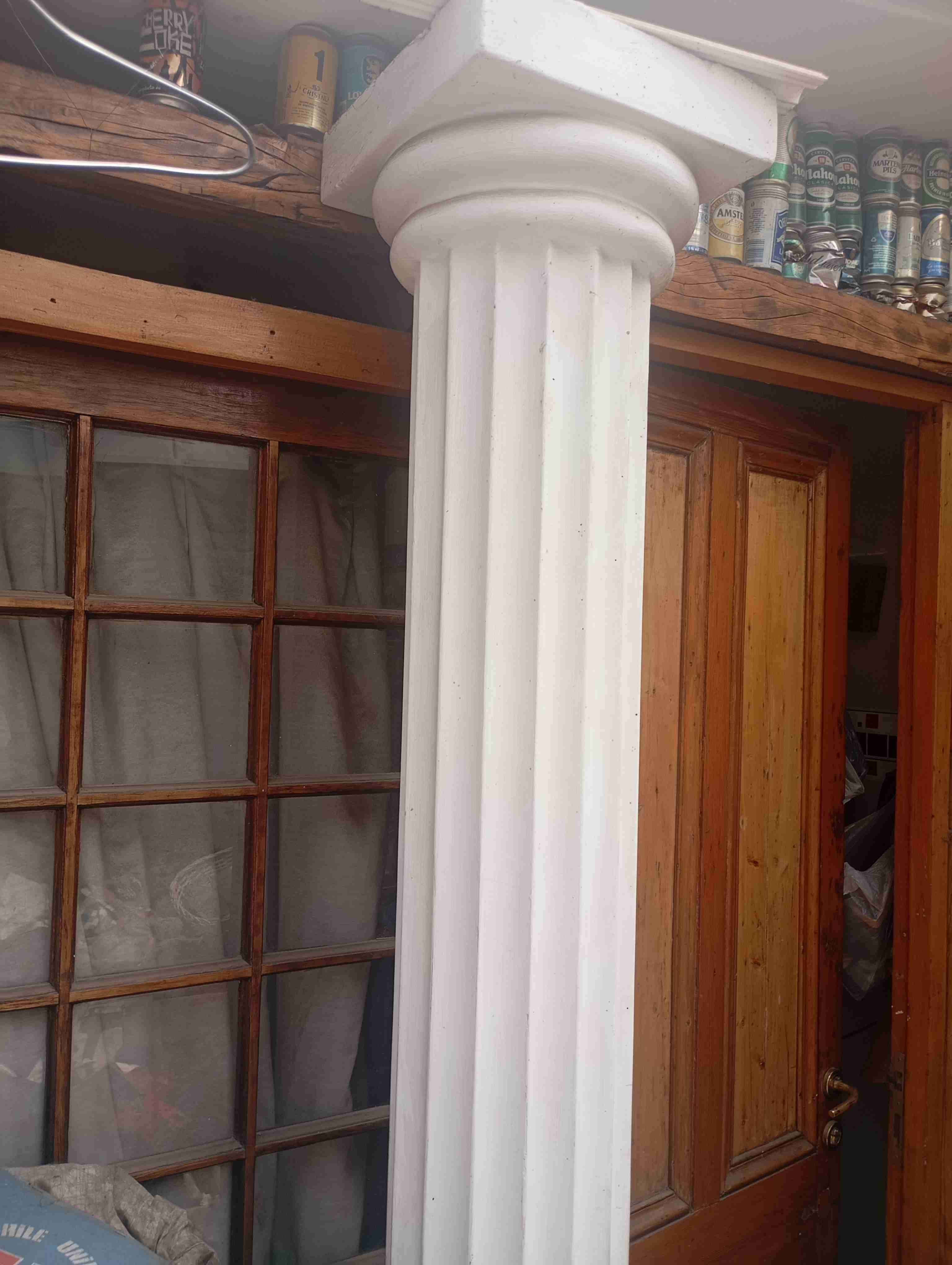 Columna decorativa blanca